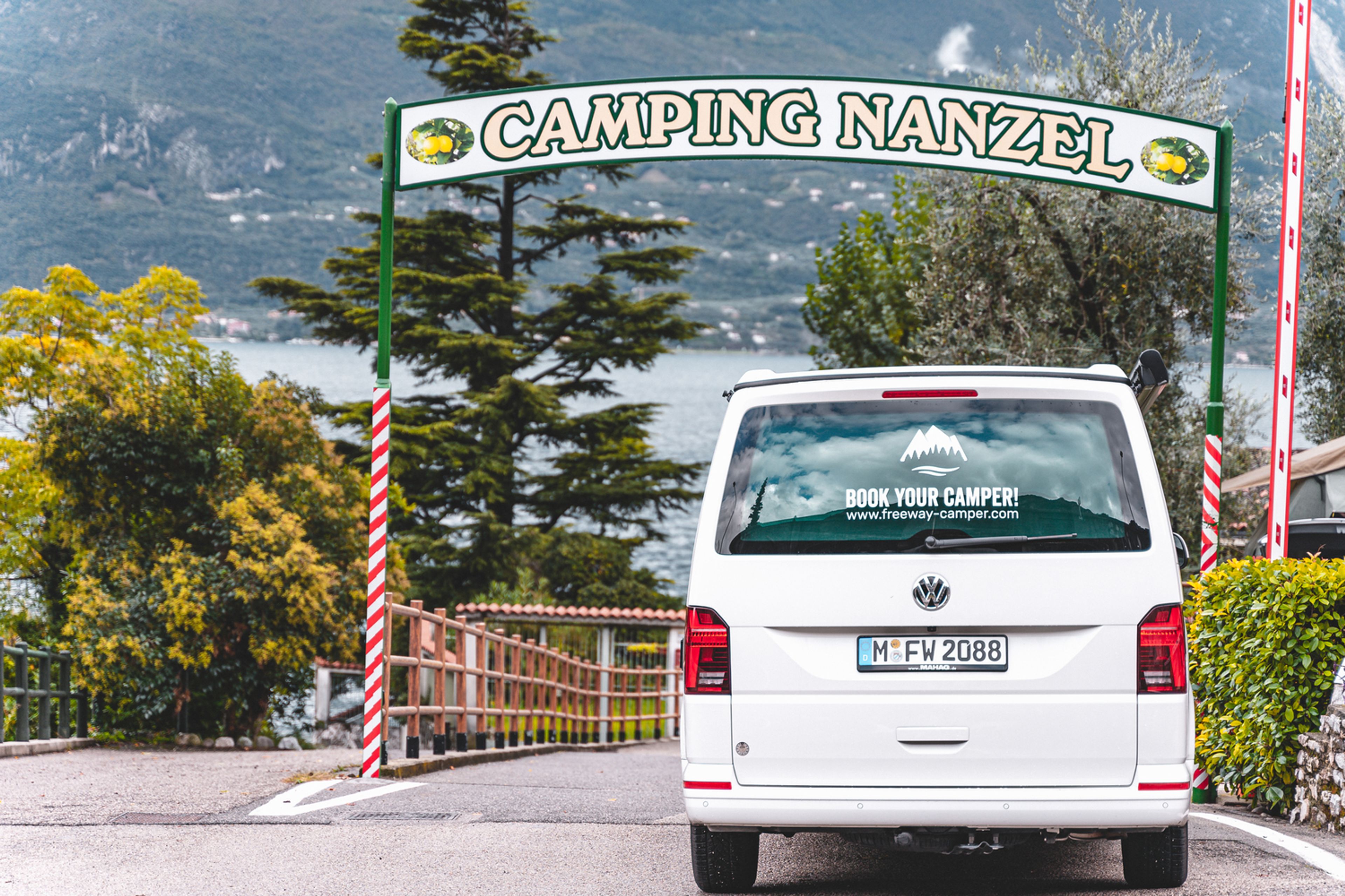 FreewayCamper VW Bulli California Ocean T6.1 auf dem Campingplatz Nanzel in Limone sul Garda