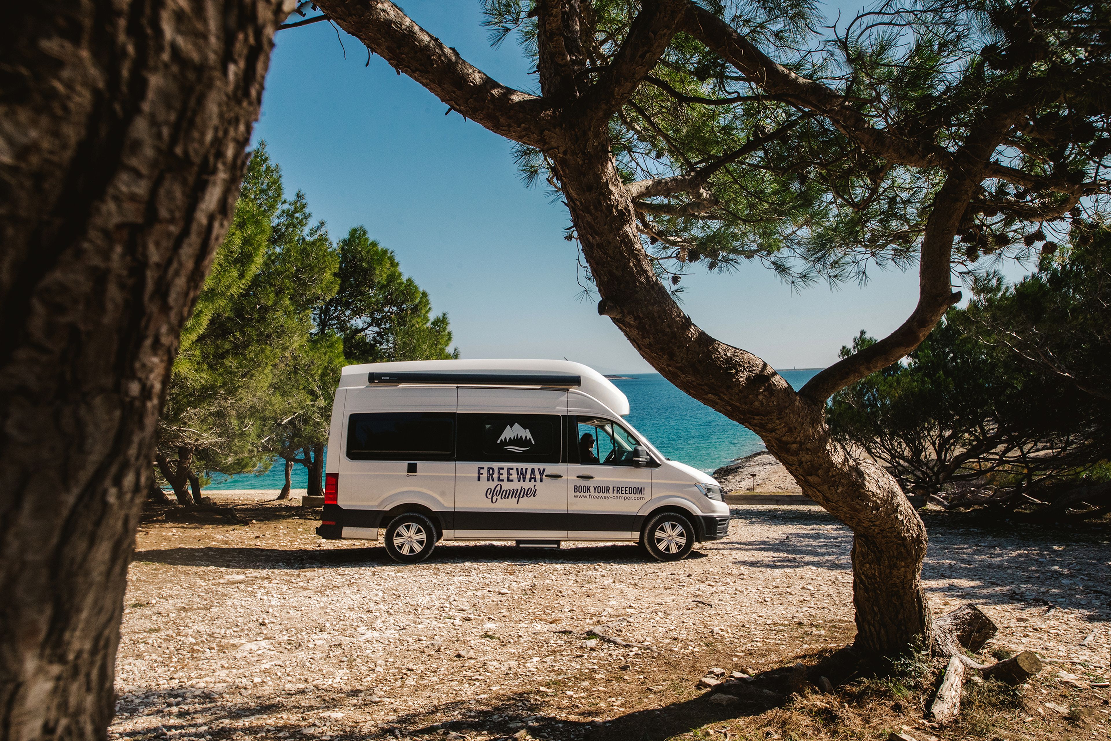 VW Grand California camper van e campeggio libero in Italia in riva al mare