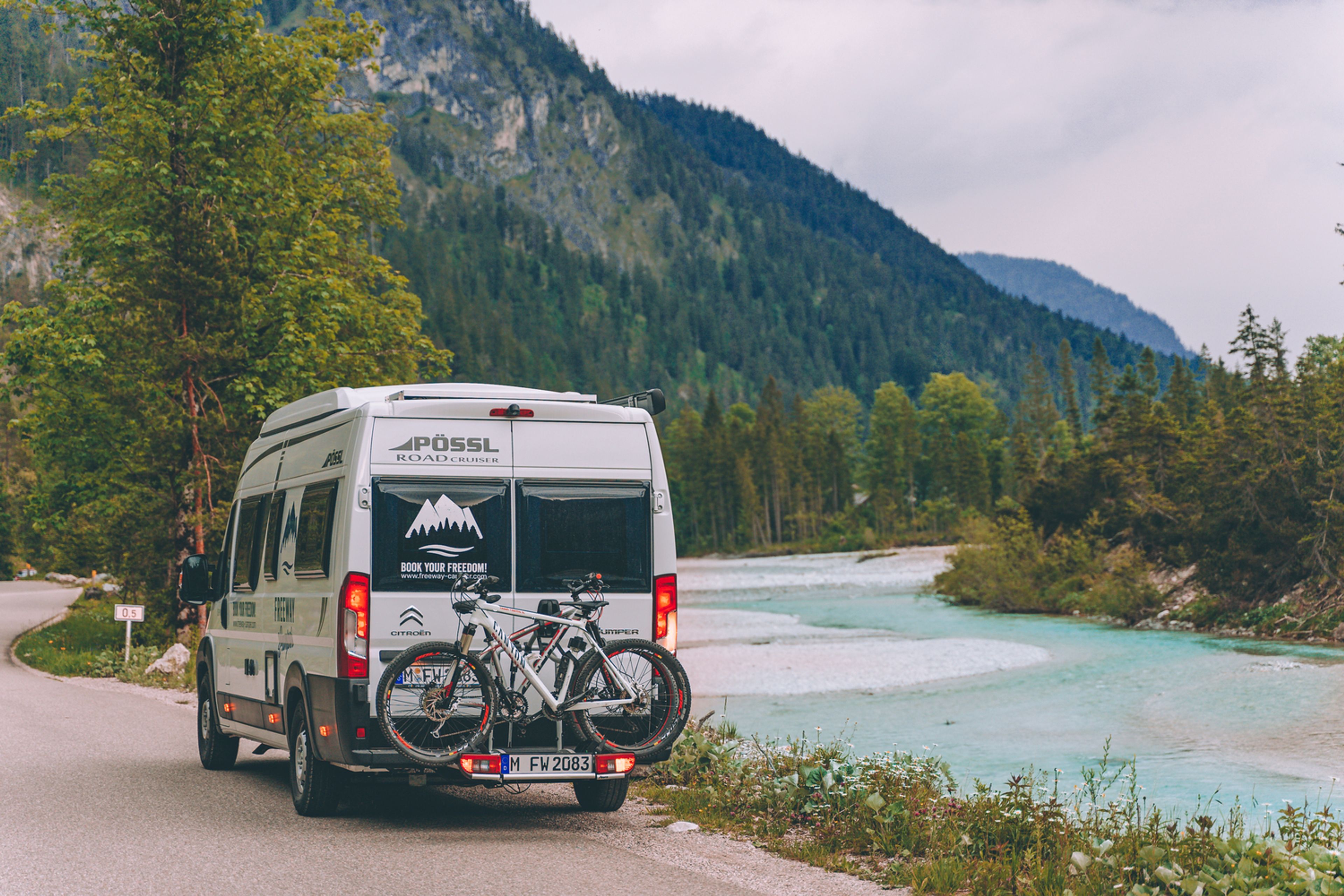 Campervan 640 il Confortevole con portabici vicino a un lago in montagna in Slovenia