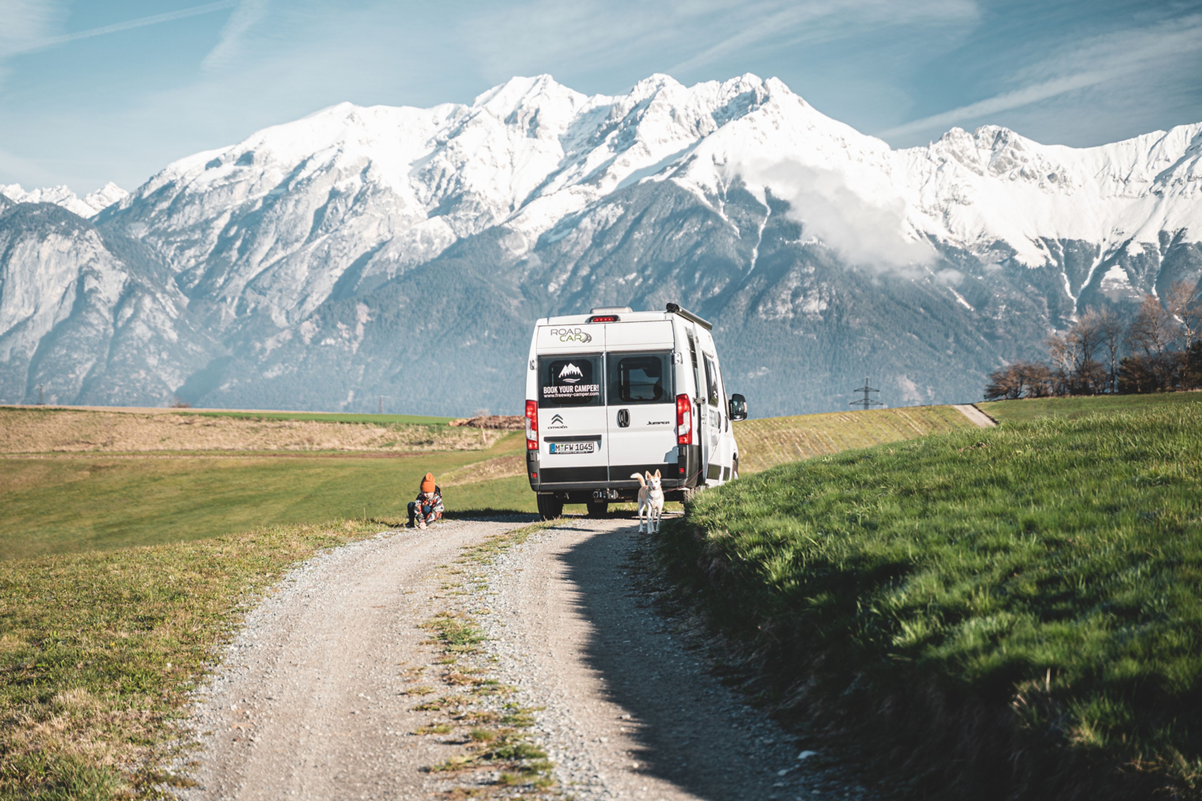 Un viaggio in camper con un bambino e un cane sulle Alpi svizzere