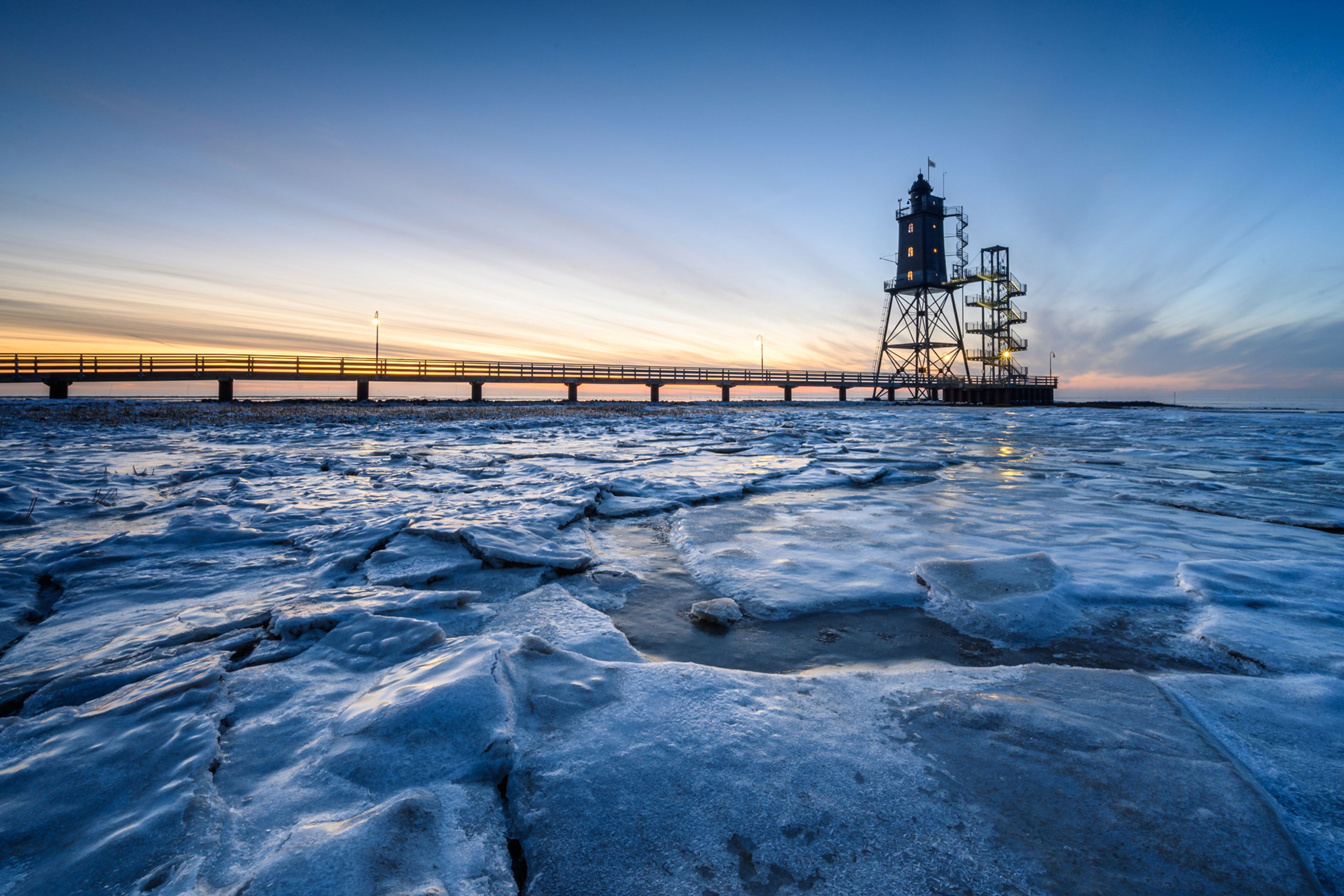Winterliche Nordseeküste mit Leuchtturm