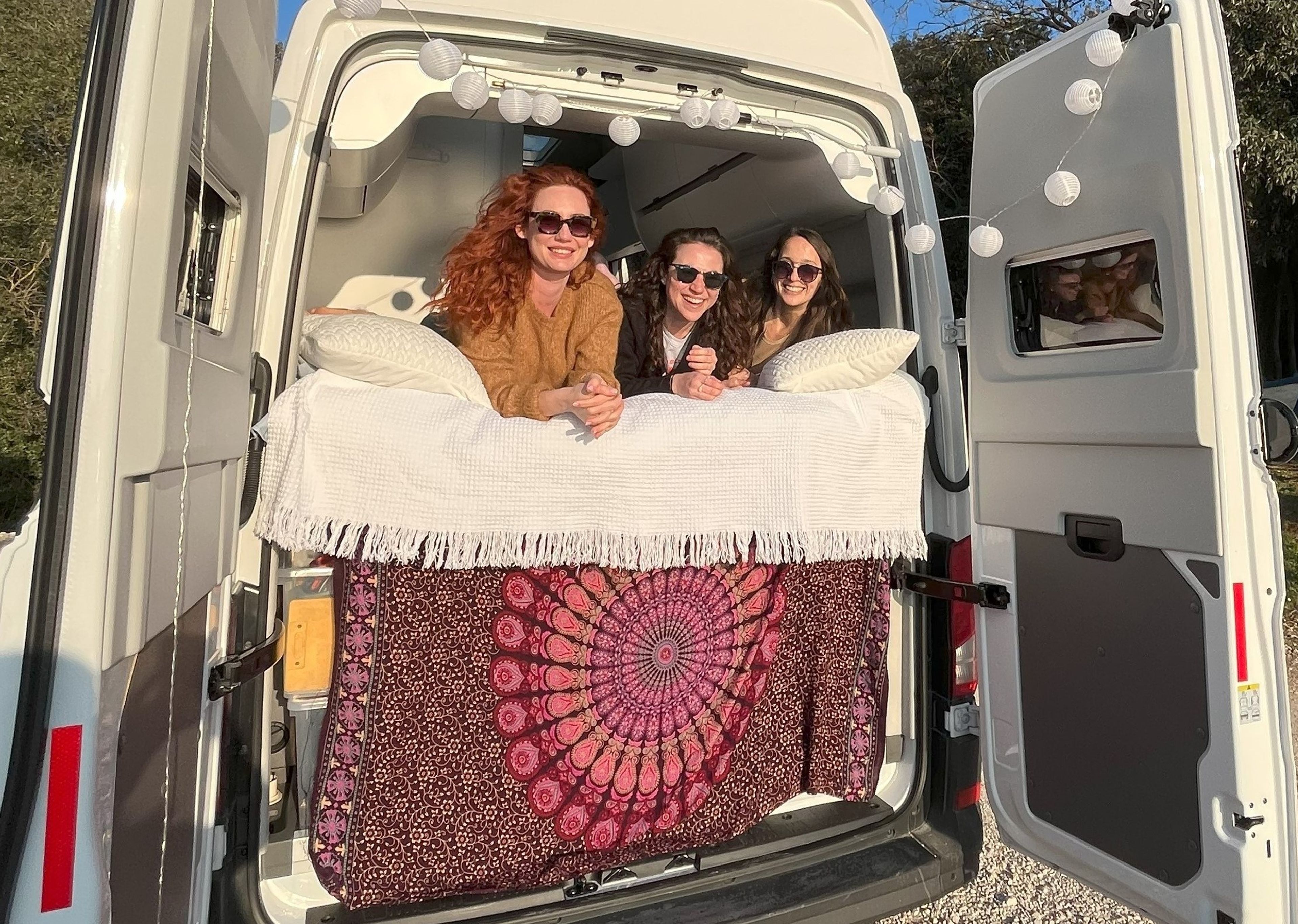 Drei Frauen auf dem Festival im VW Grand California