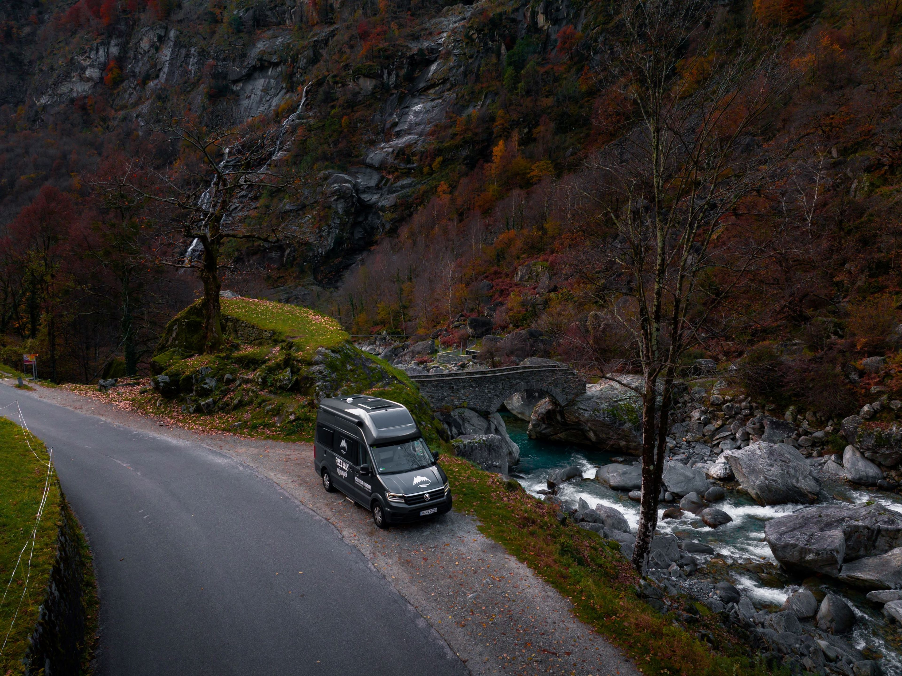 Kurze Pause auf dem Weg zum Halloween-Event mit VW Grand California