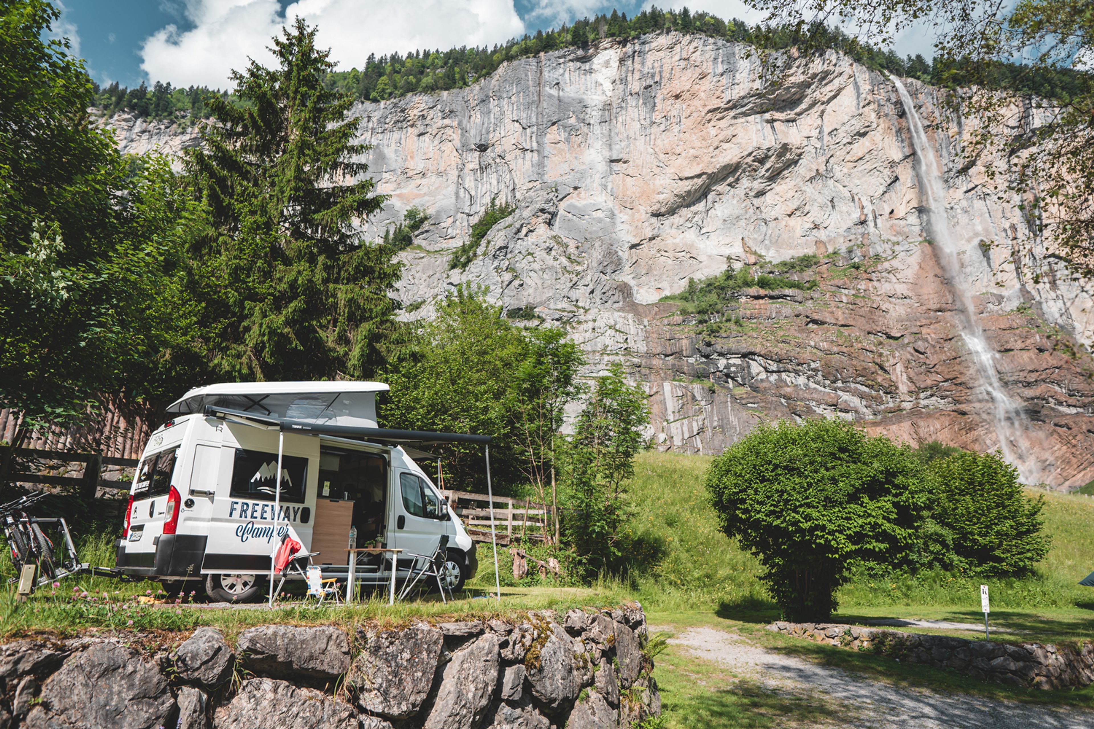 Un camper con tetto apribile alla cascata Staubbachfall di Lauterbrunnen in Svizzera