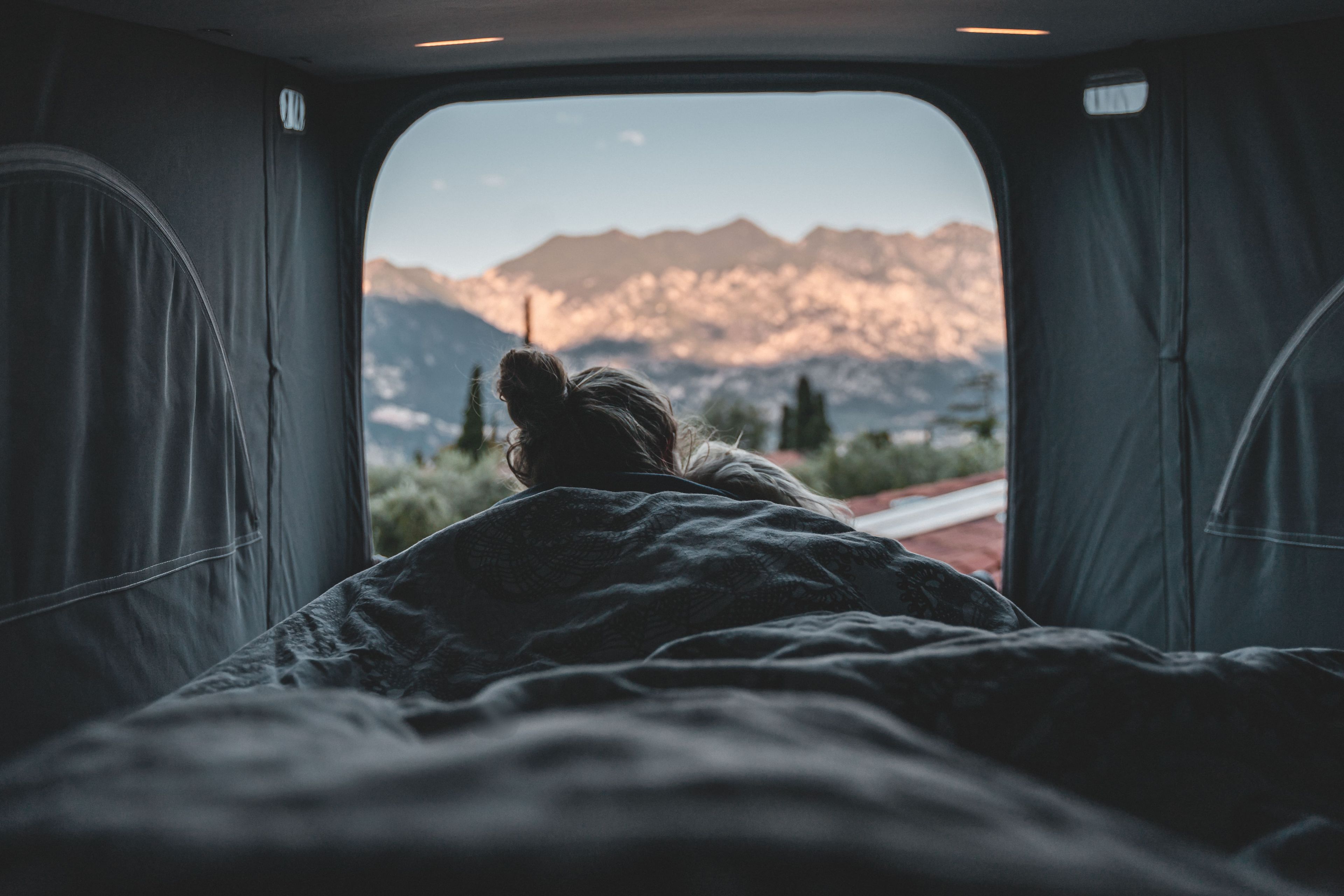 Sicht auf die Berge aus Bett eines Campers