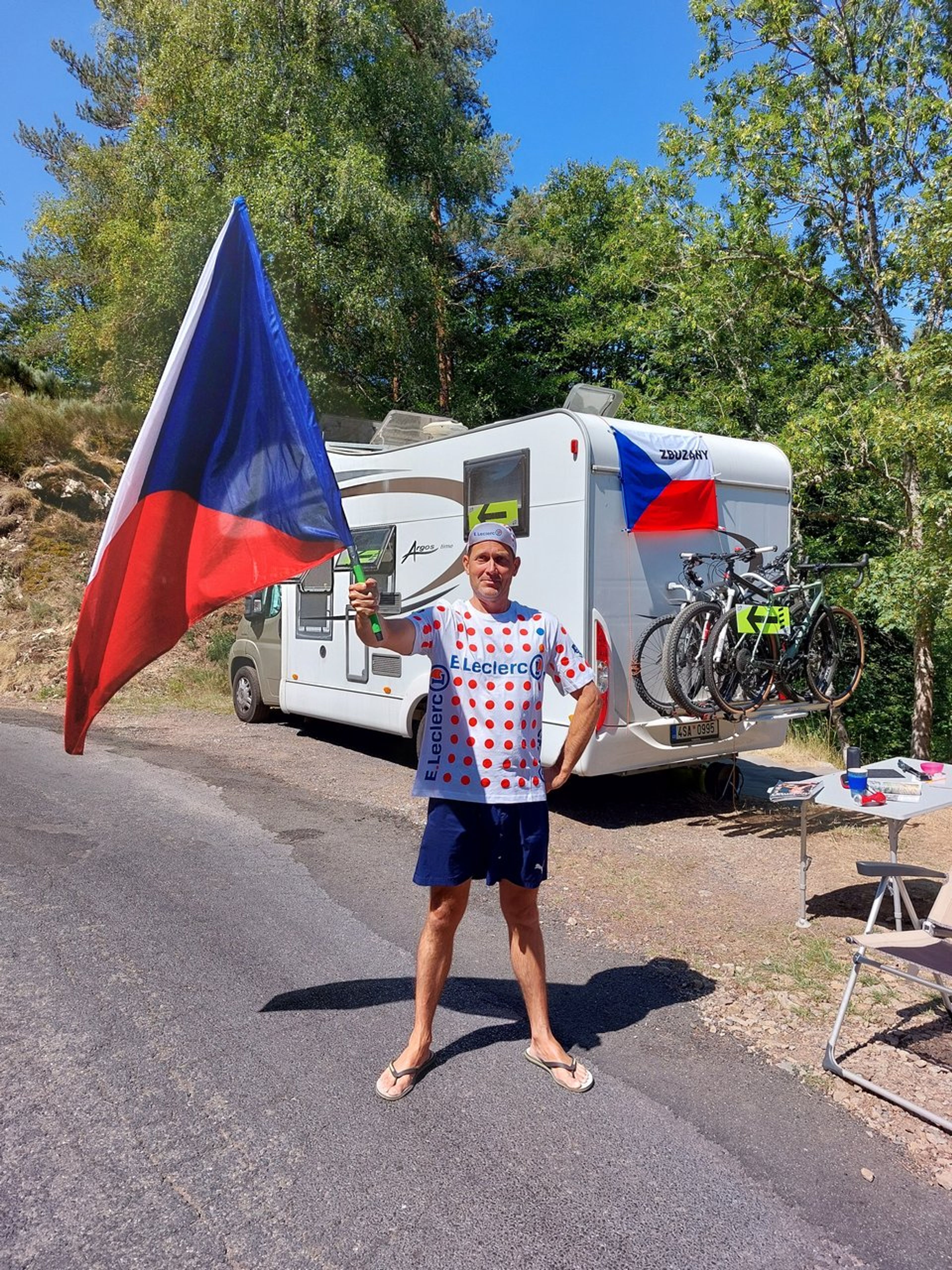Vlajky jsou základ, i když v peletonu nejede žádný český cyklista. Ředitel závodu na nás křičel AHÓJ.