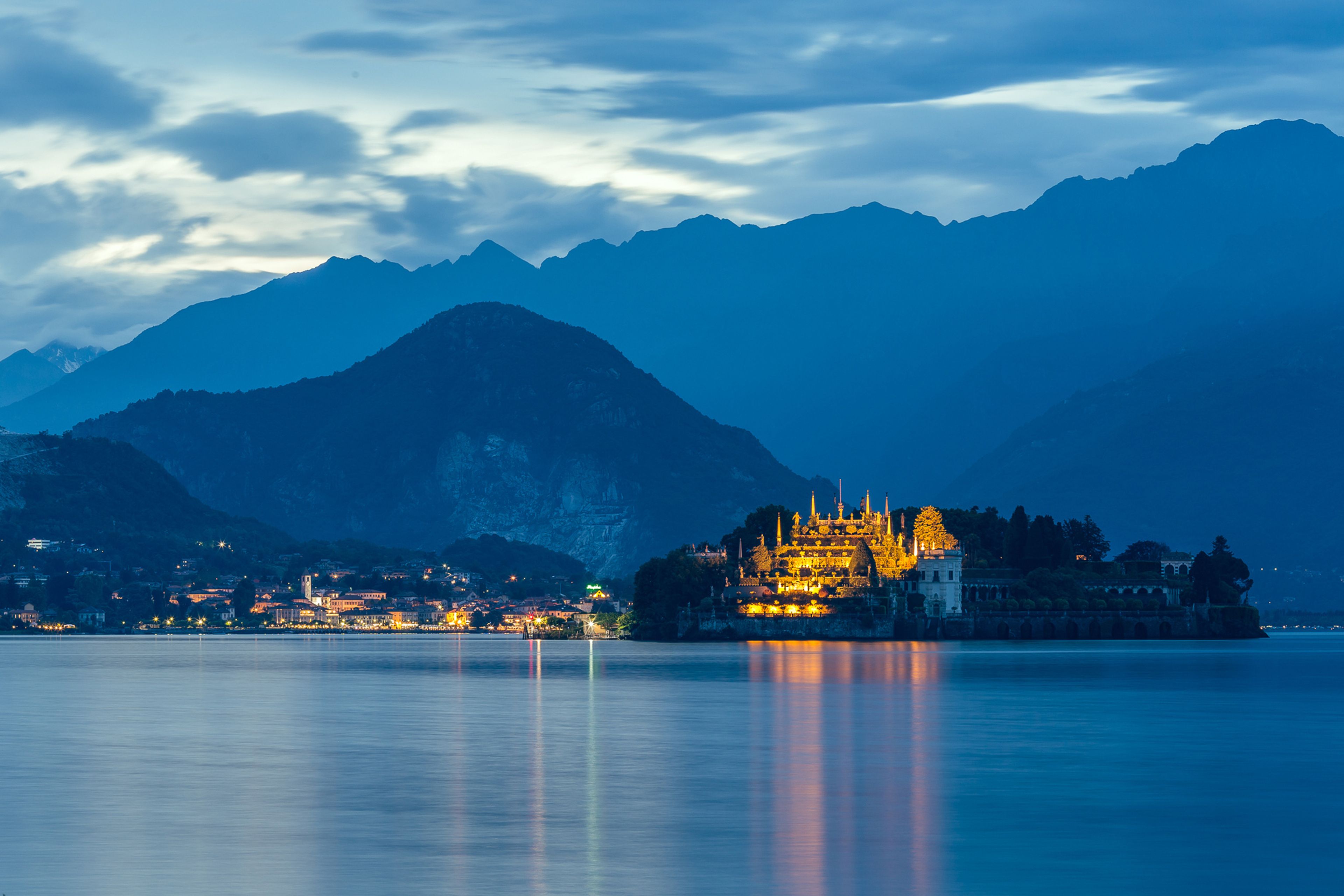 Isola Bella, Stresa sulle rive del Lago Maggiore nella provincia Verbano-Cusio-Ossola in Piemonte, nord Italia all’imbrunire