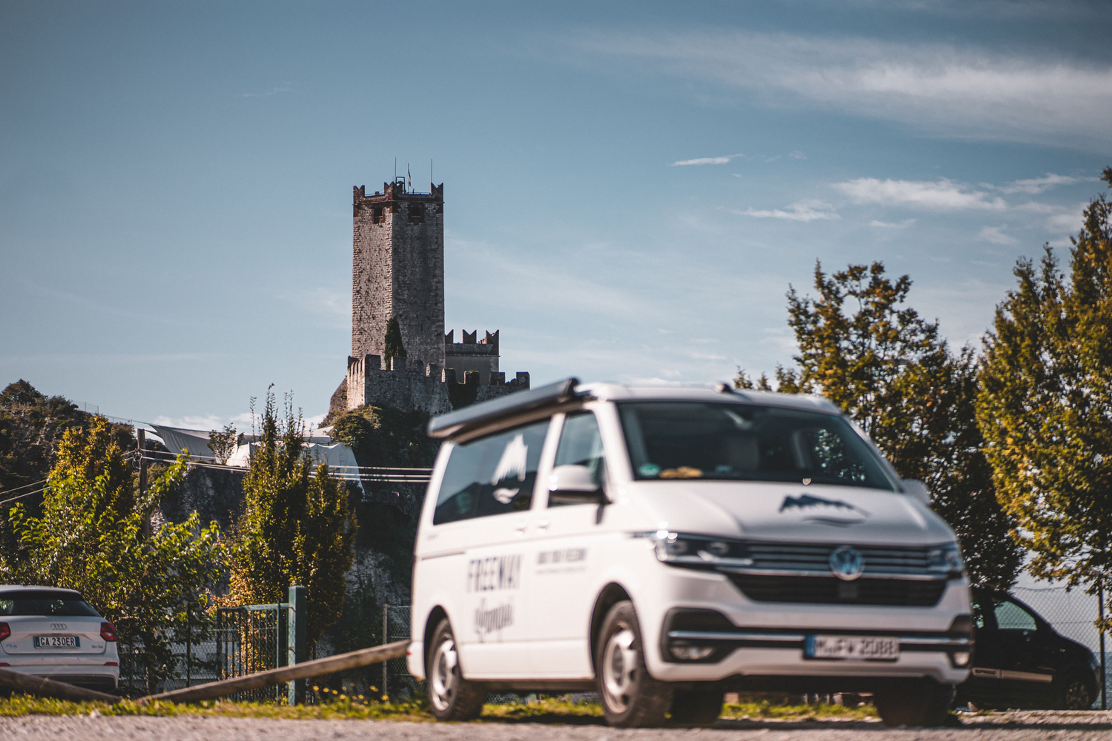 VW Bulli California Ocean T6.1 Reisemobil auf dem Castello Scaligero in Malcesine am Gardasee