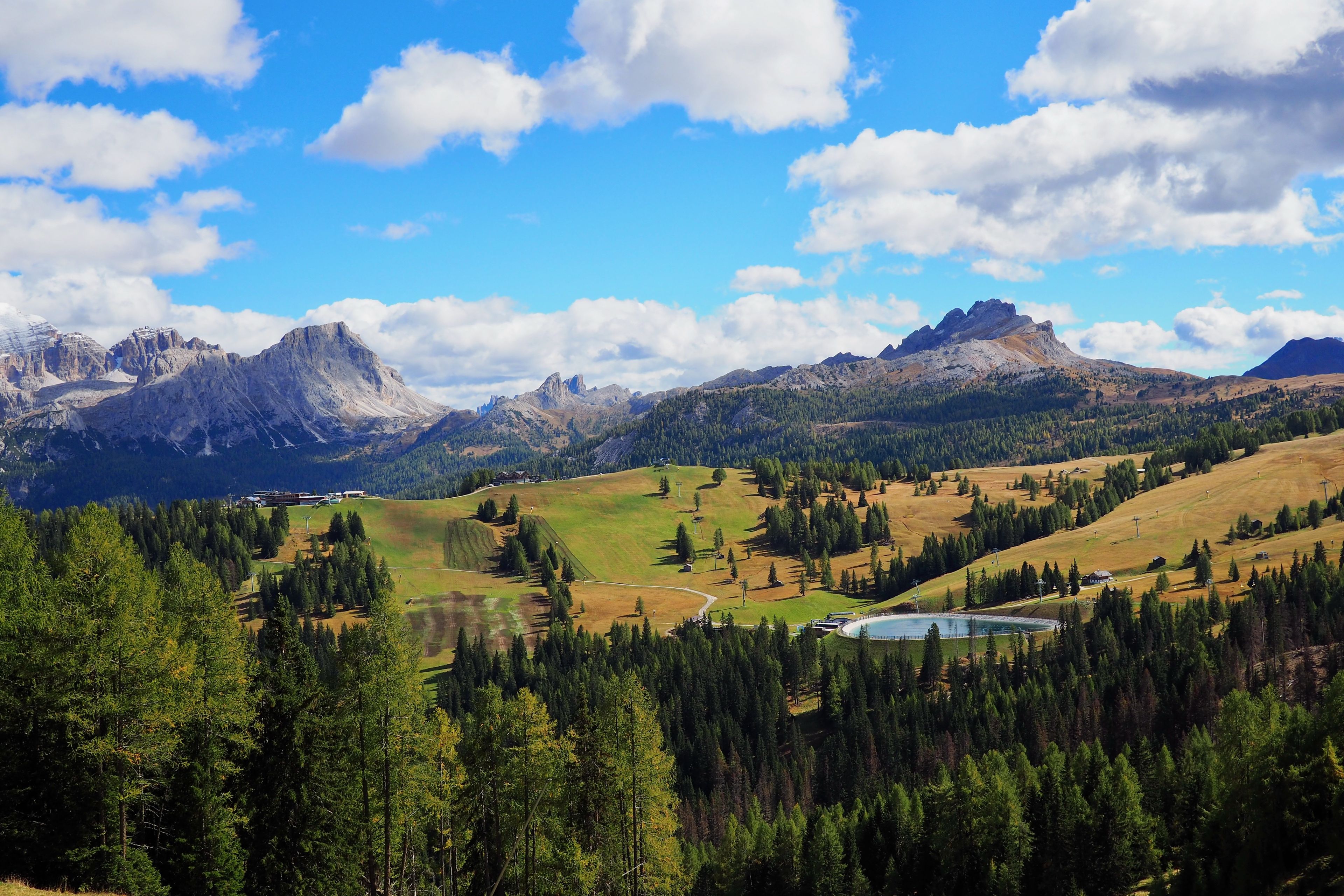 Eine atemberaubende Aussicht auf die grüne Landschaft und die Alpen in Südtirol, Italien