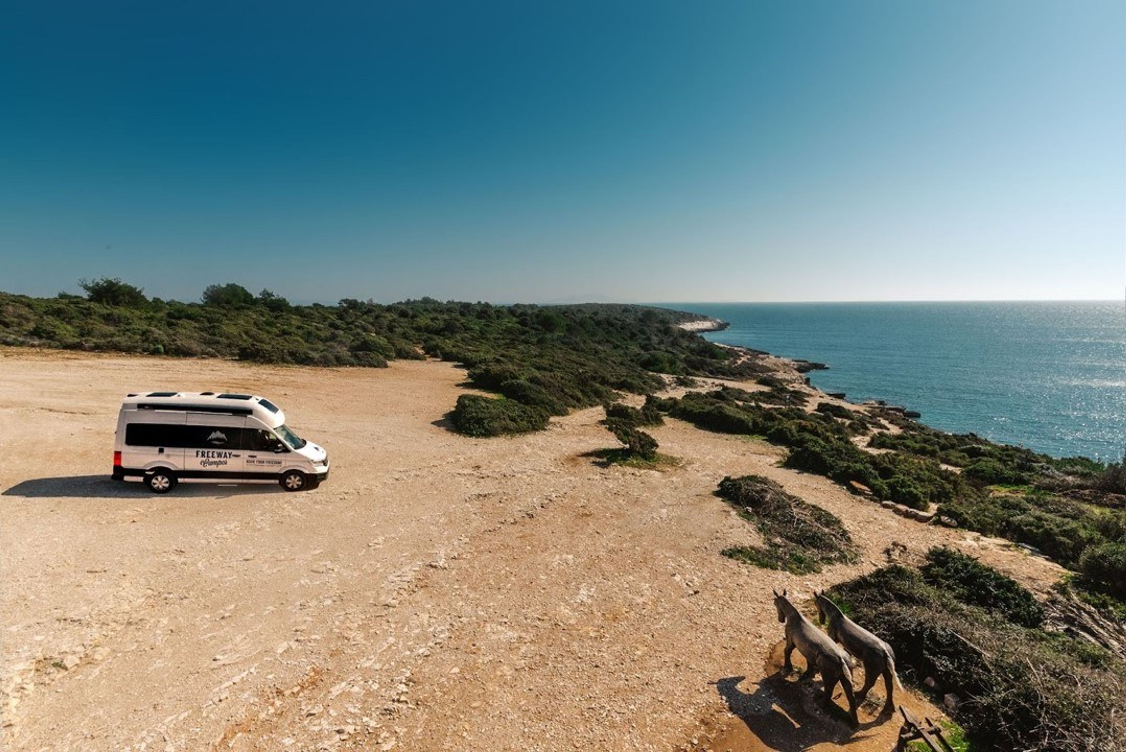 VW Grand California sulla spiaggia di Puglia, Italia