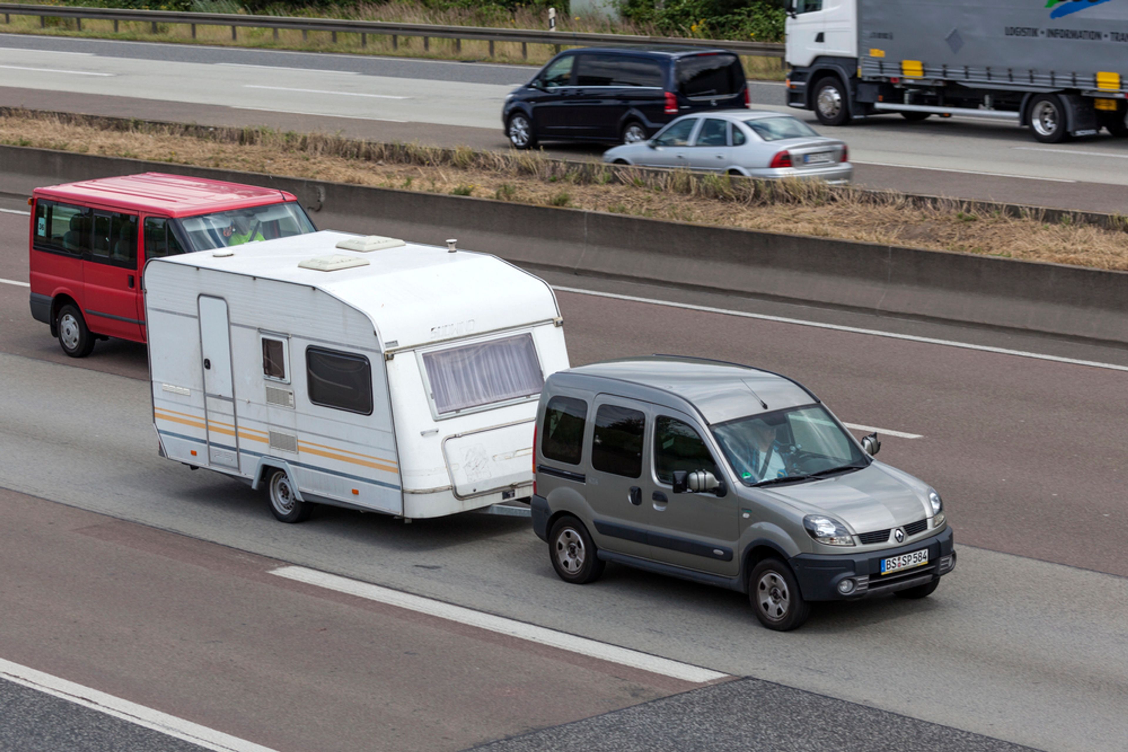 Samotný karavan mít dálniční známku nemusí. Stačí tedy pořídit známku pro osobní vůz.