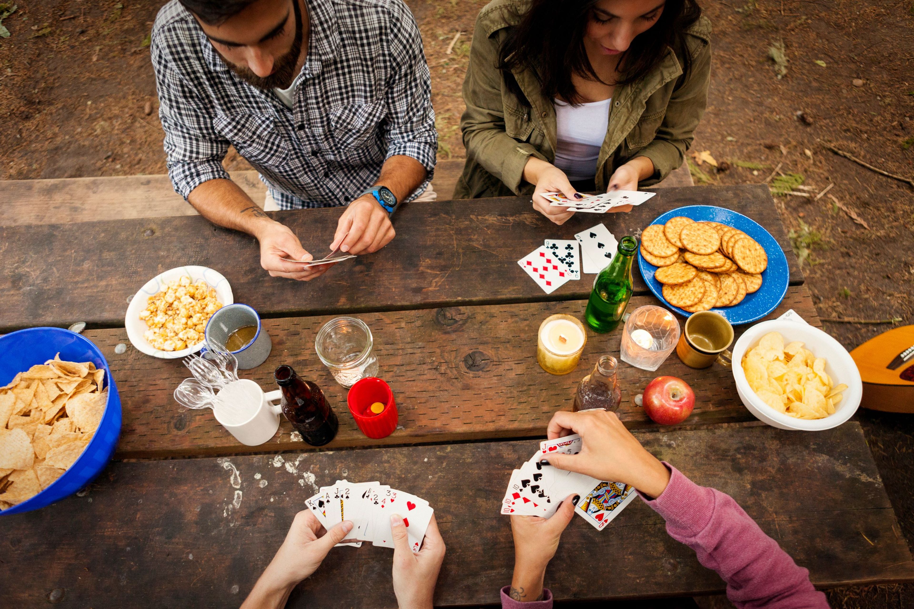 Erwachsene spielen Karten im Freien