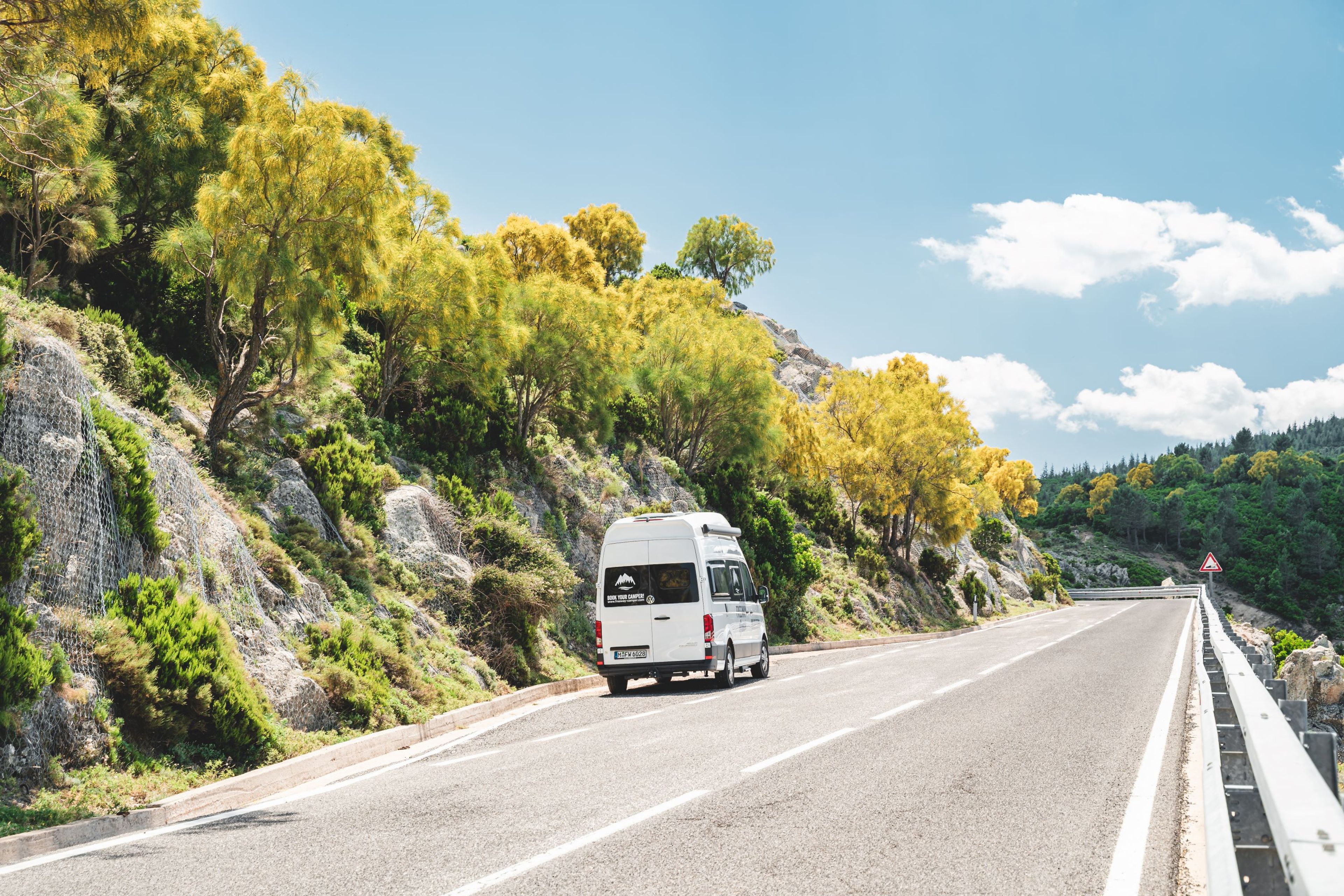 VW Grand California auf Gebirgsstraße in Griechenland