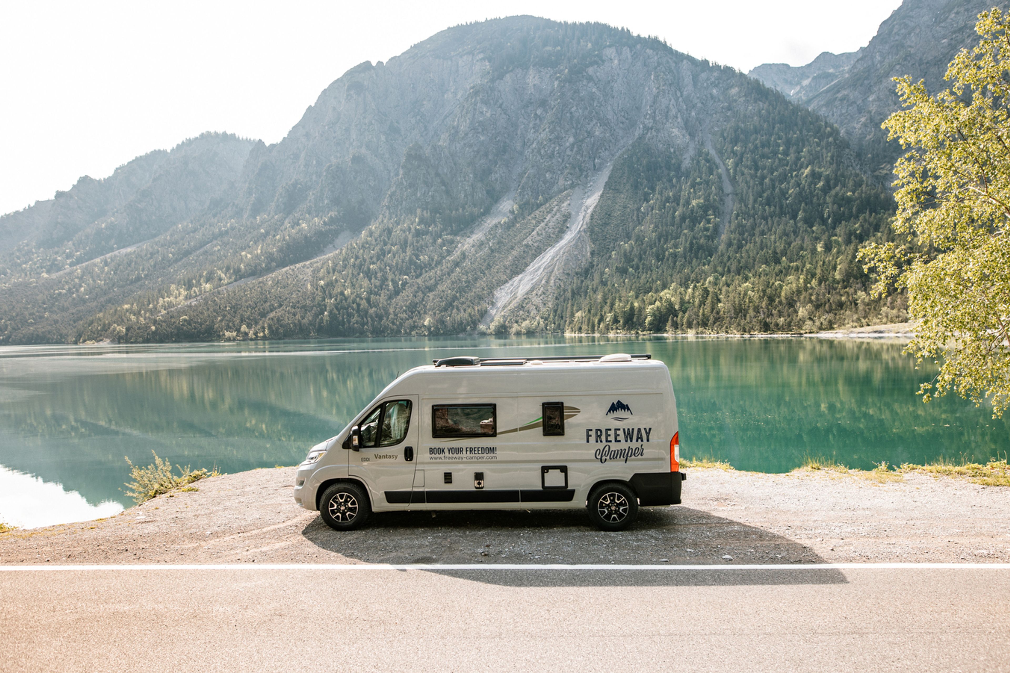 Camper lungo le rive del lago sulle Dolomiti