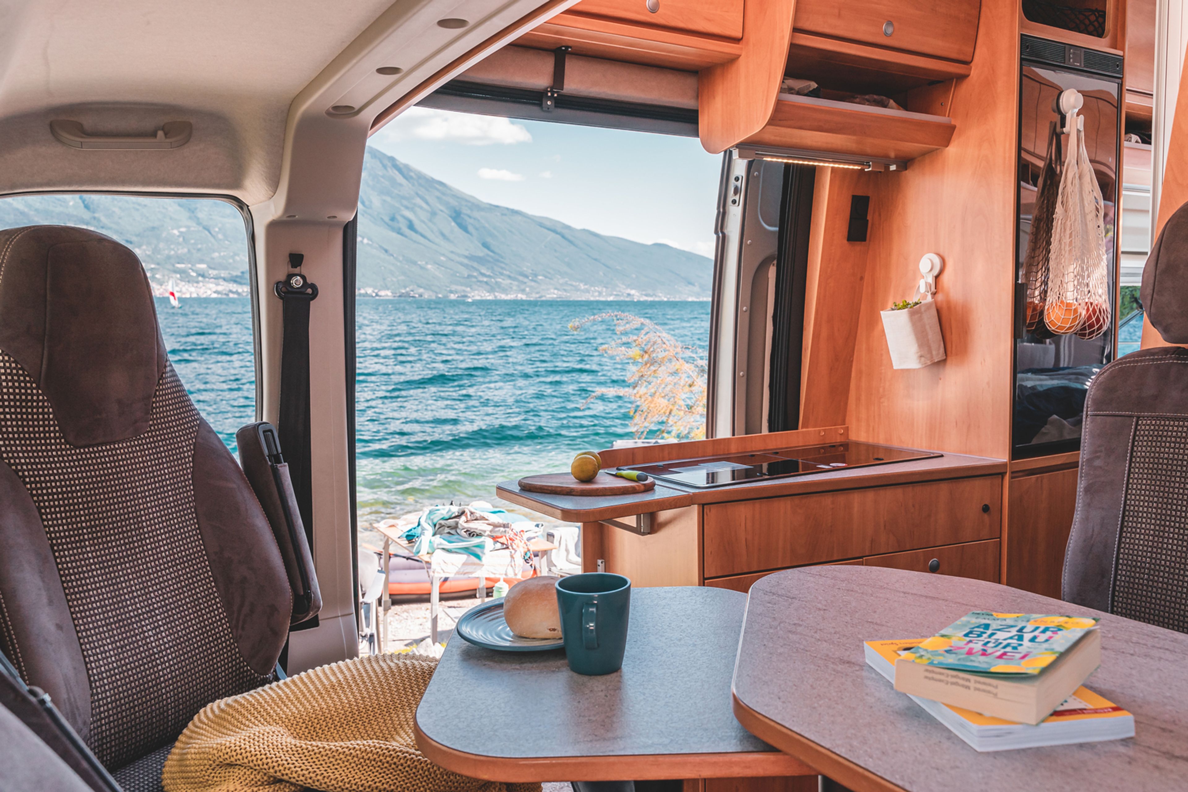 Einblick in die Küche und den Wohnbereich des Campervan 640-der Komfortable am Gardasee