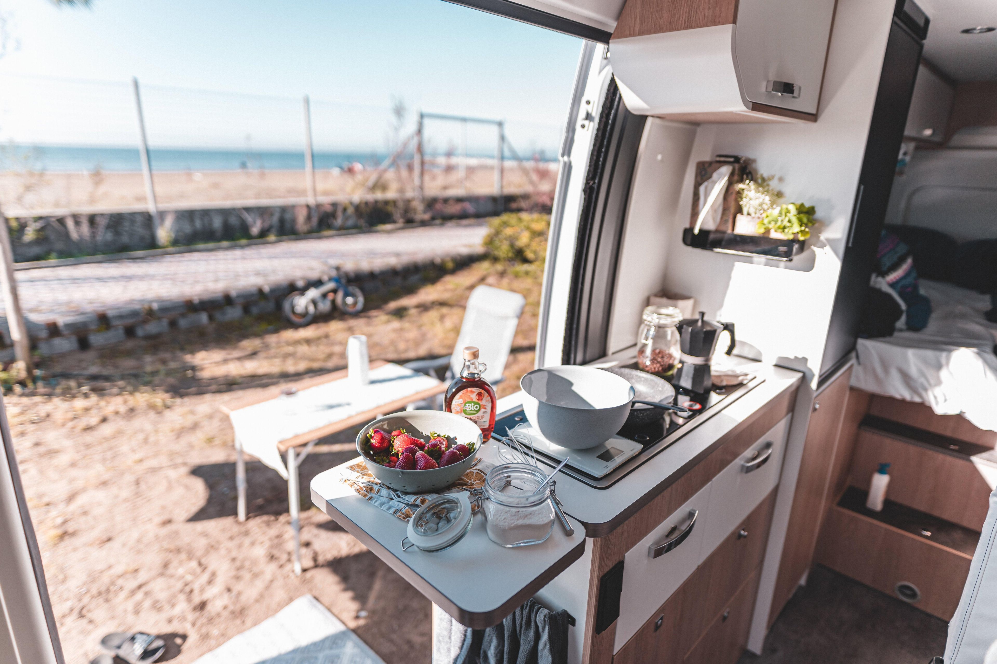 Frühstück in der Camper Küche mit Ausblick aufs Meer.