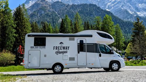 RV - Class C Alcove 750 for 4 - | FreewayCamper