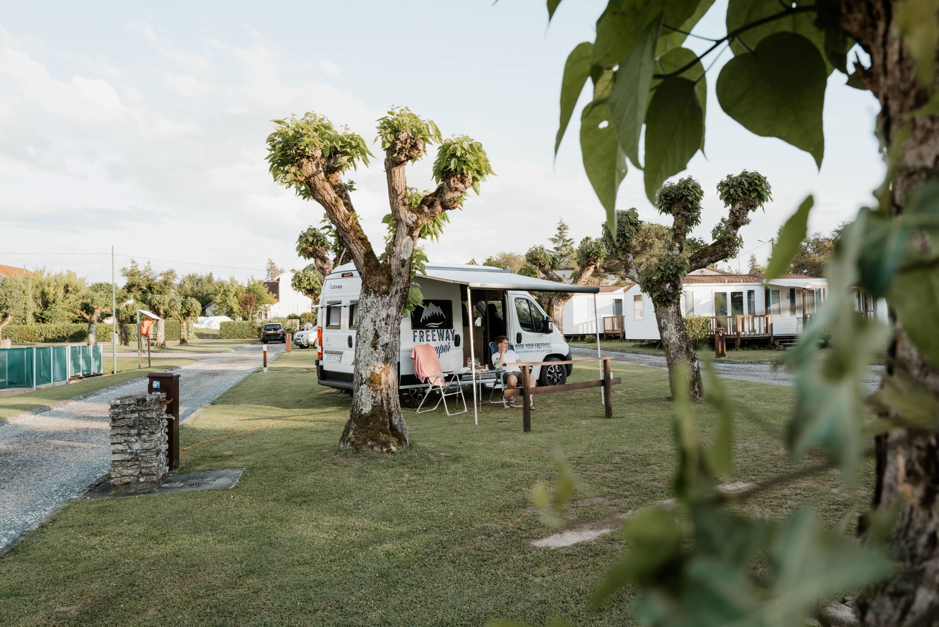 Entspannung auf einem Campingplatz in Portugal mit Campervan 540 Family