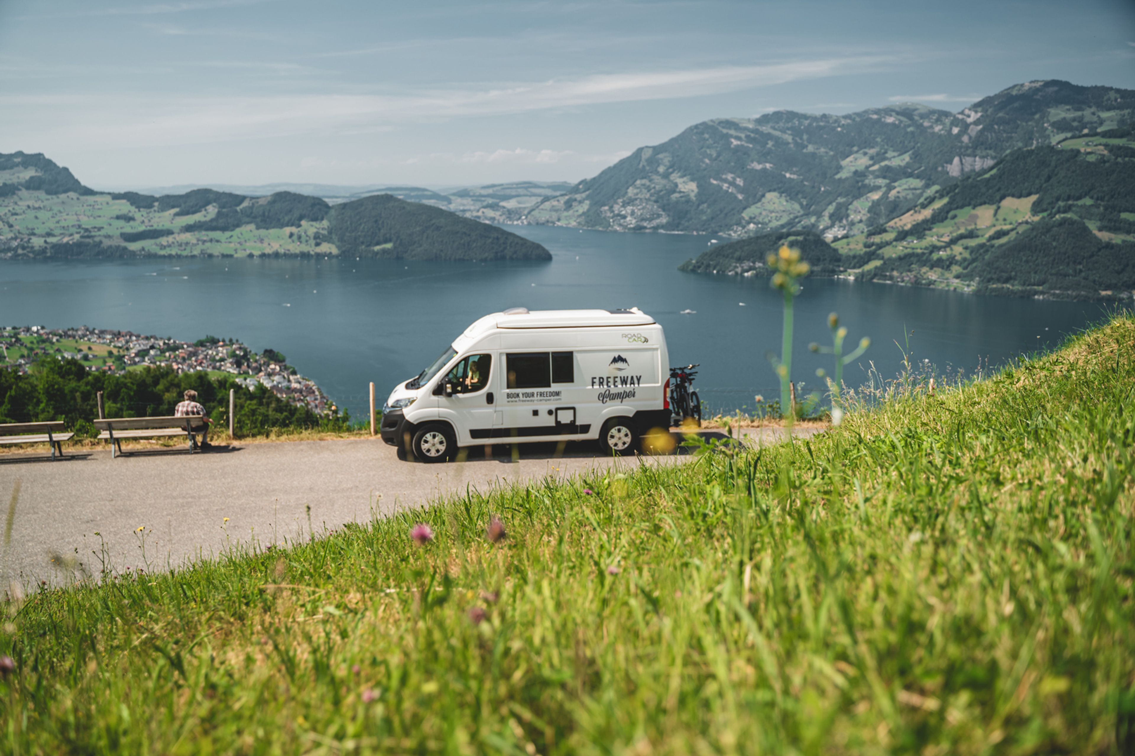 Camper in uno splendido punto panoramico sul lago di Lucerna, in Svizzera