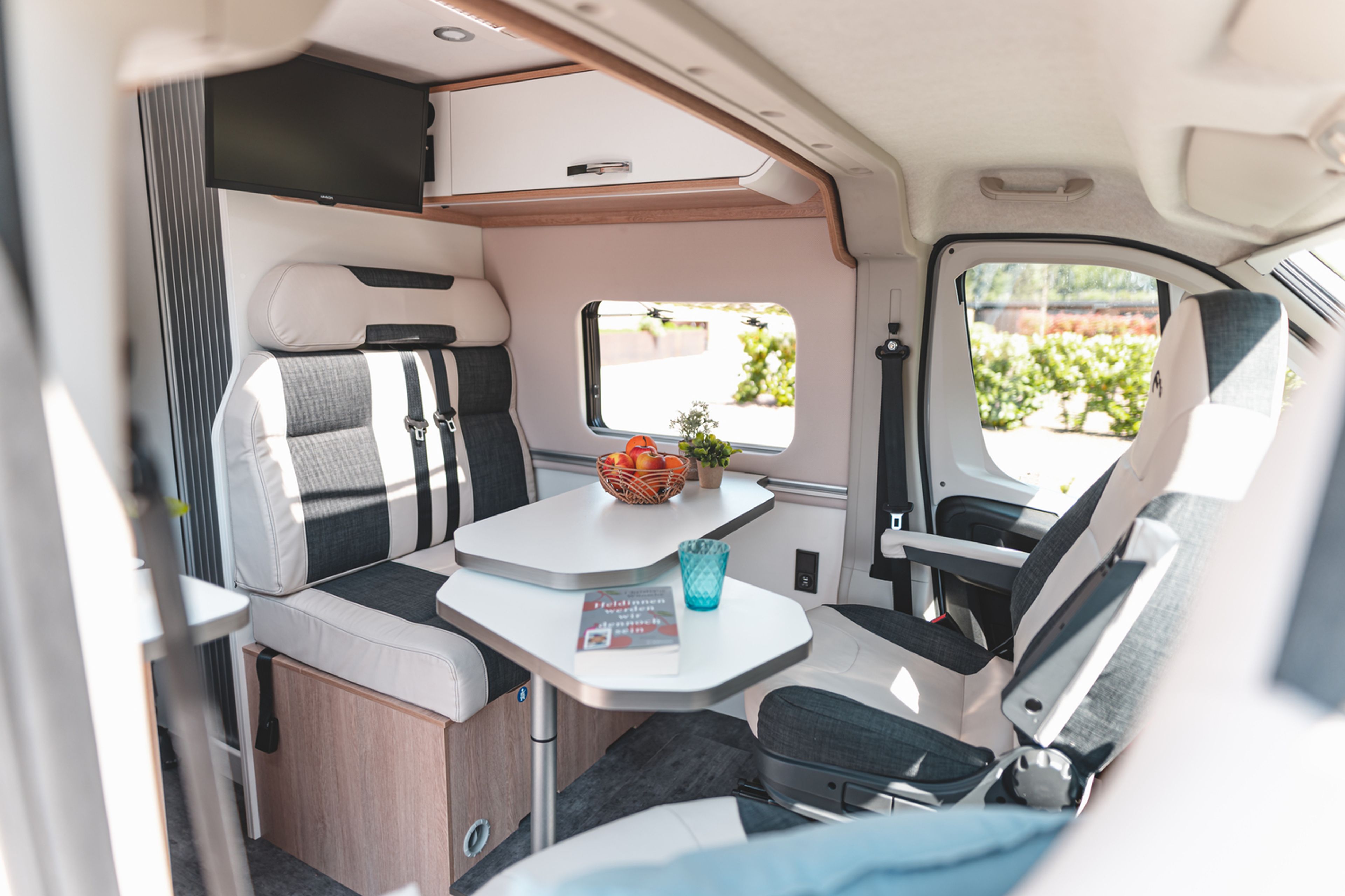 Living and working in a motorhome: spacious seating and dining area of the Campervan 640