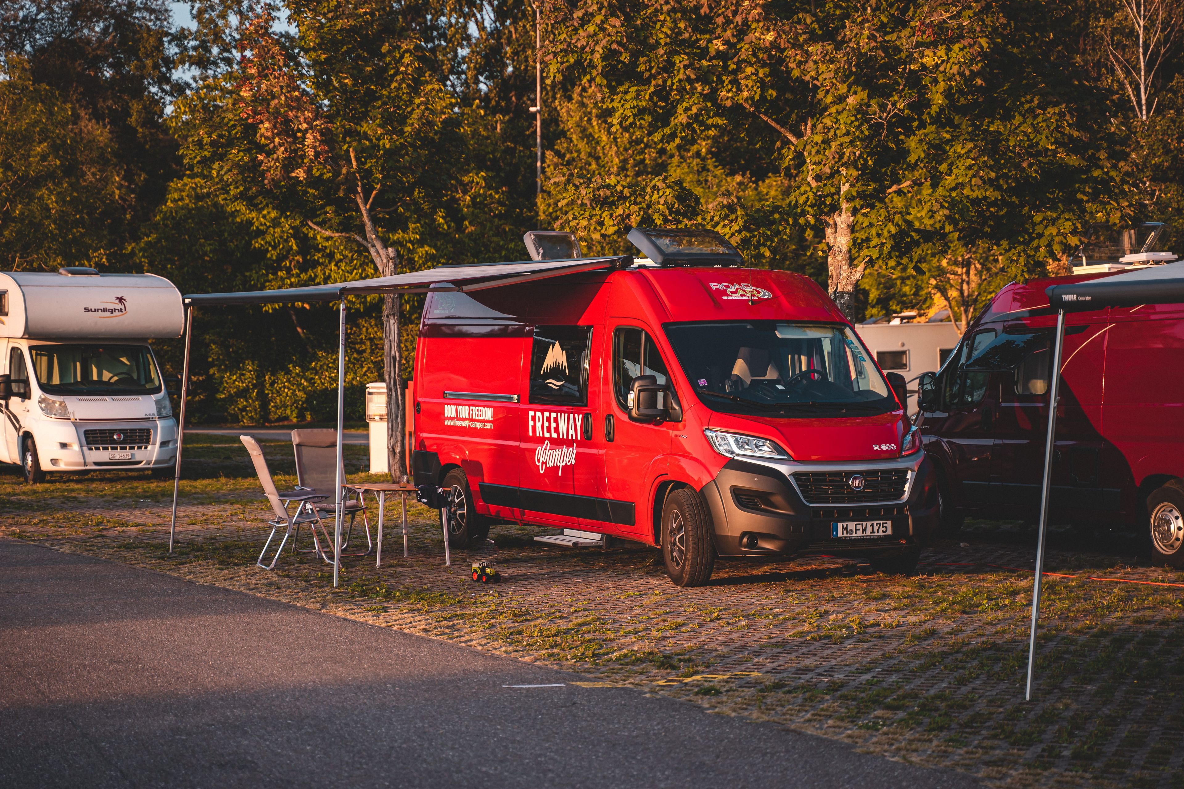 Roter Freeway Camper-Van auf einem Campingplatz in Deutschland