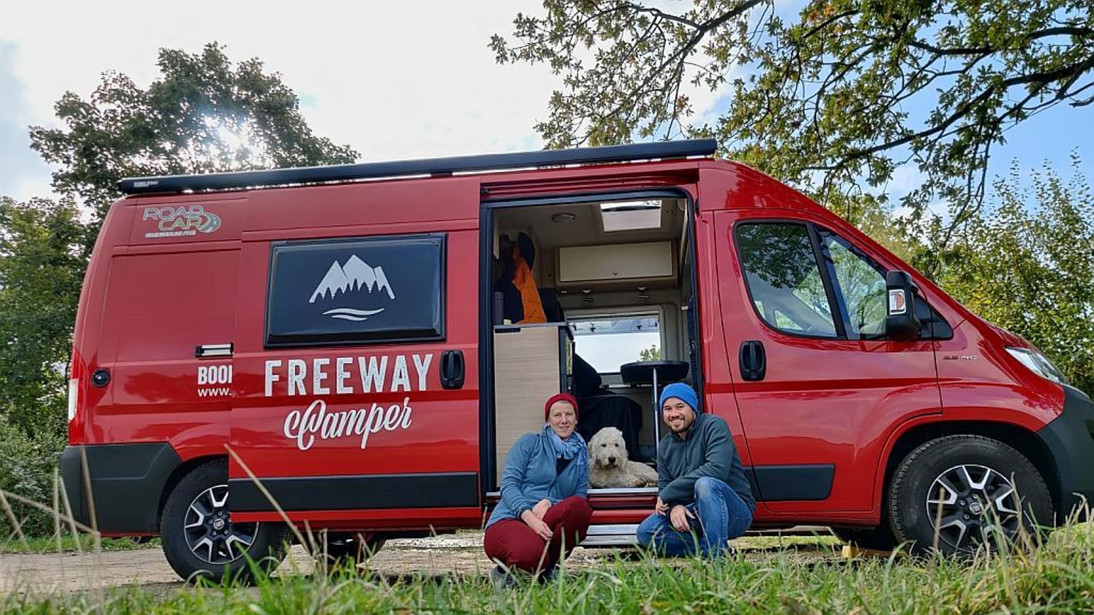 Camping mit Hund in einem Pössl Roadcar von FreewayCamper