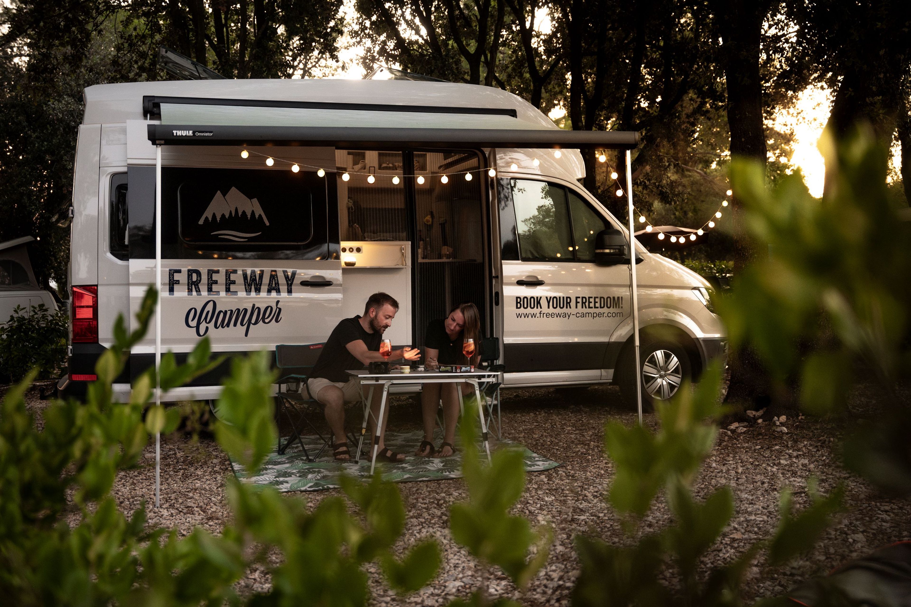 Paar mit Campervan 540 auf Campingplatz in Tschechien