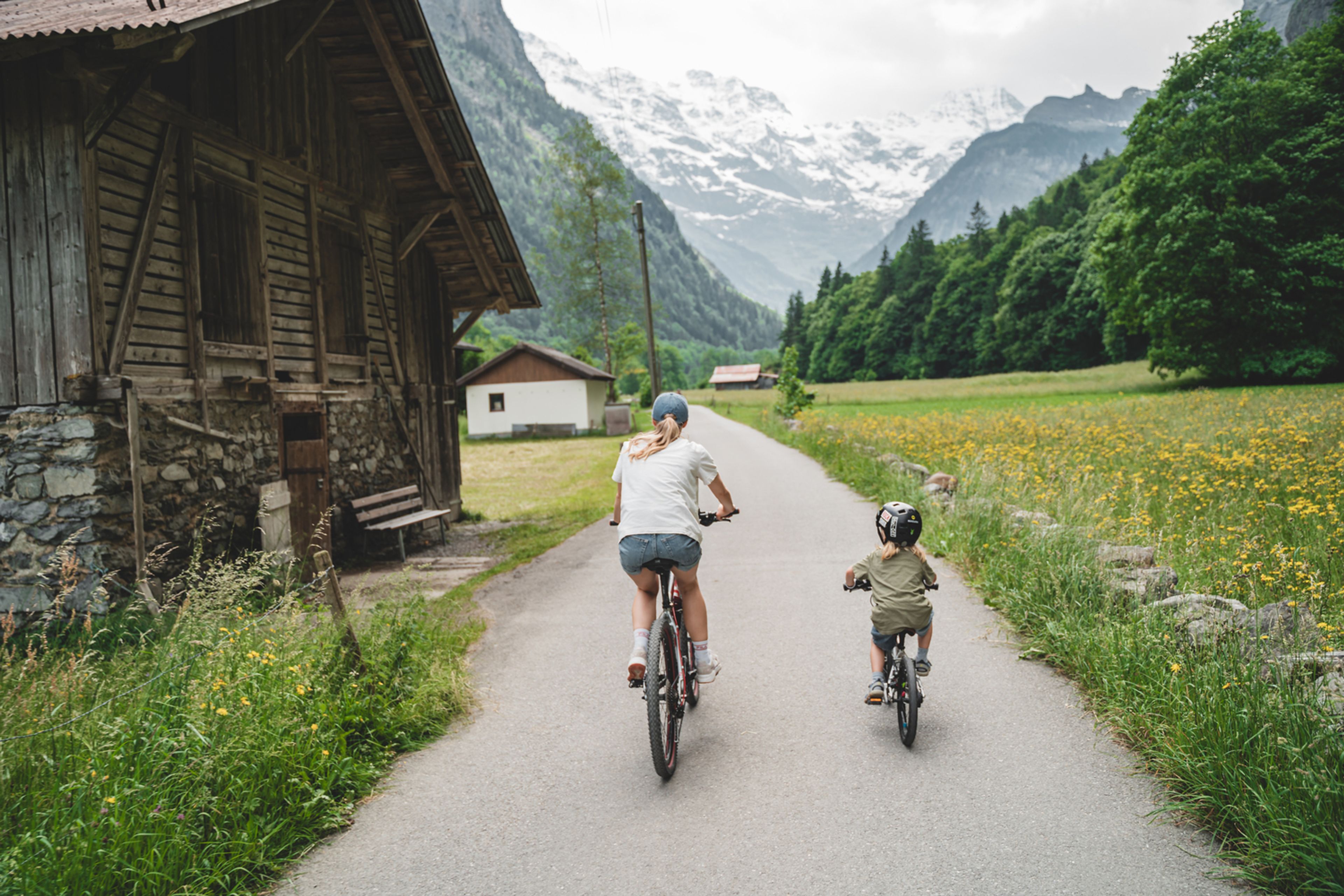 madre e figlio in bicicletta durante un viaggio in camper nella regione della Jungfrau in Svizzera