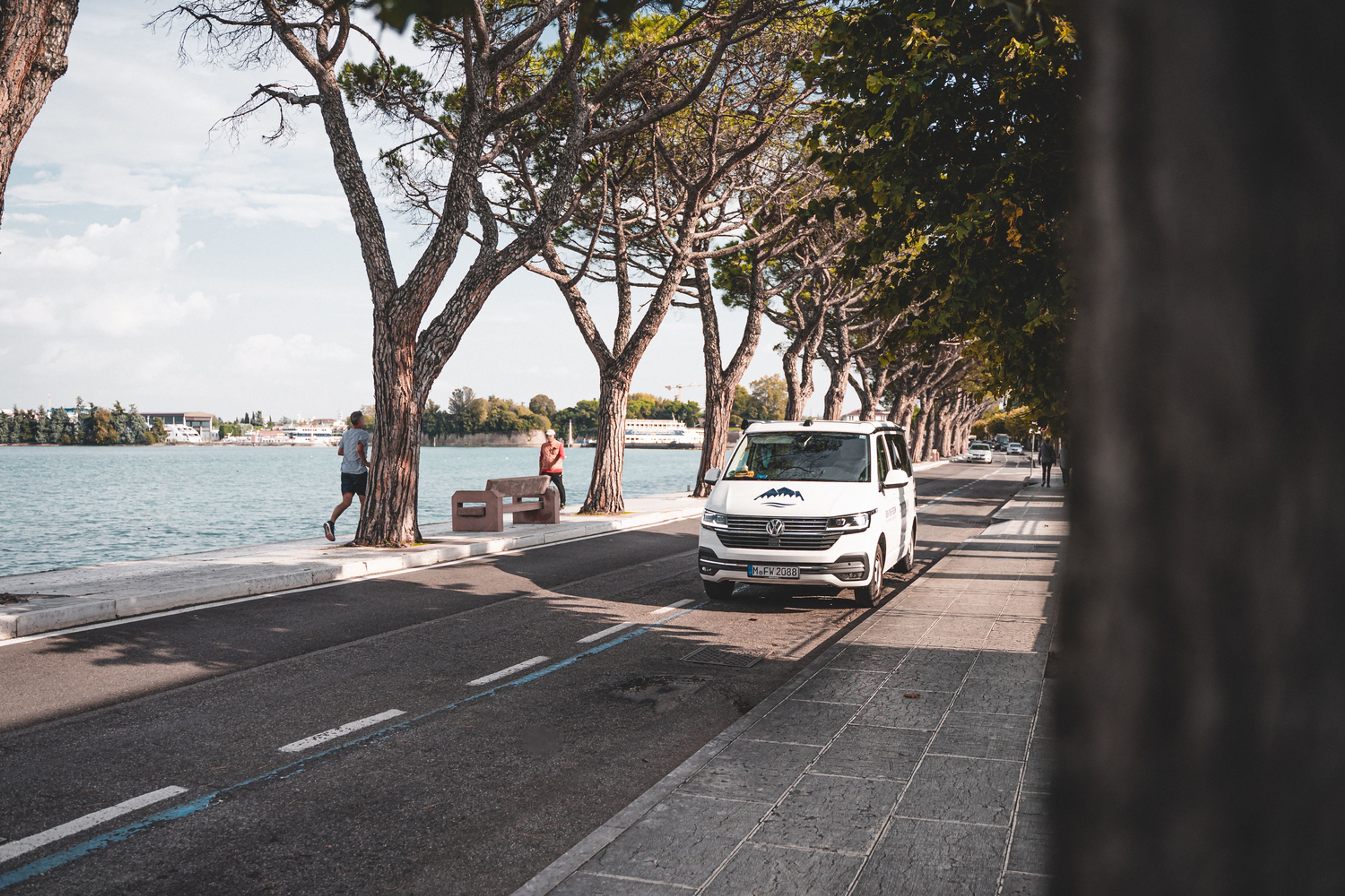 VW Bulli California Ocean T6.1 auf der Straße in Peschiera del Garda