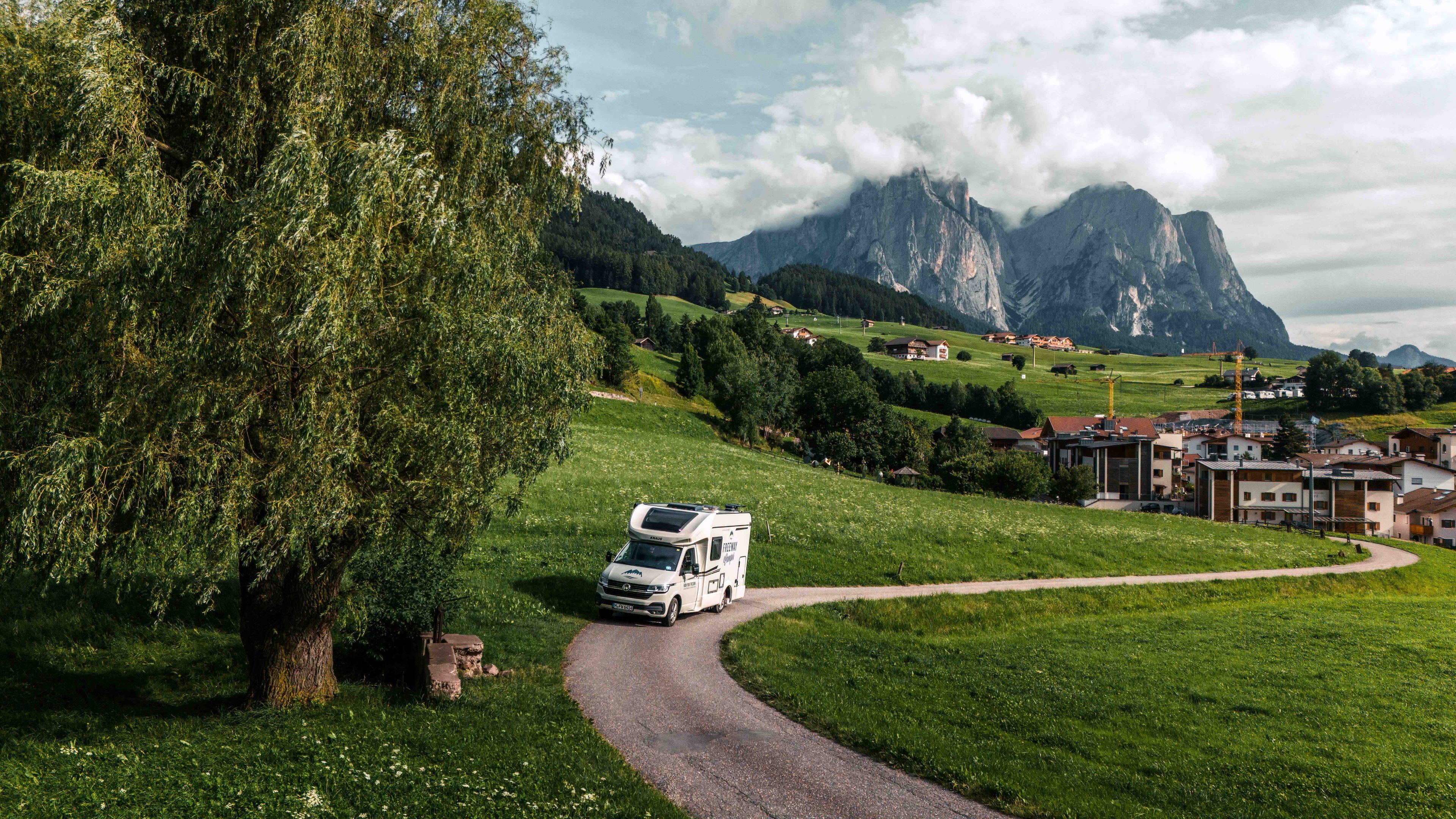 Viaggi in camper economici: VW Bulli RV Camper (Knaus) in viaggio per raggiungere i campeggi nelle Dolomiti, Italia
