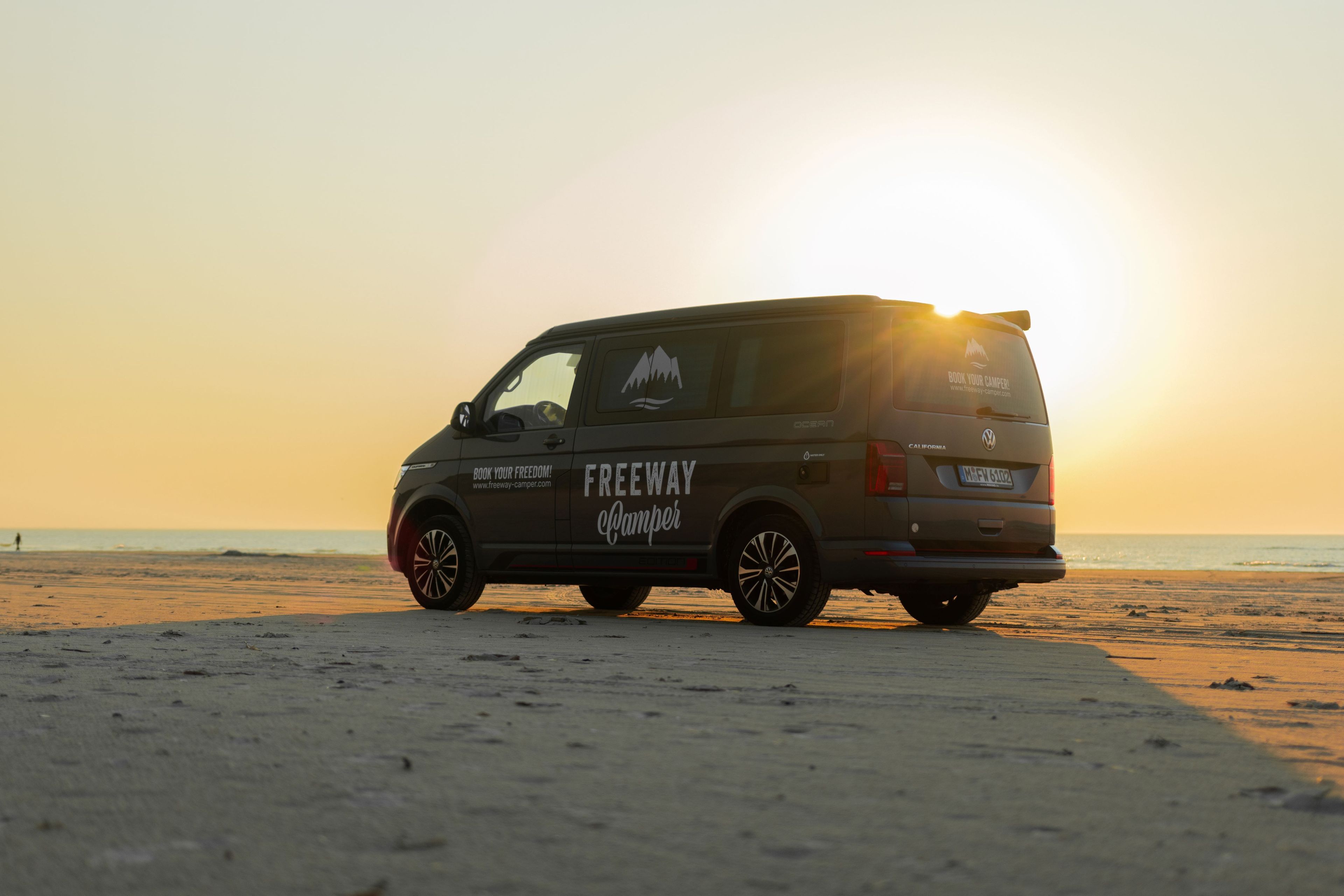 Mit dem VW Bulli am Strand in Spanien