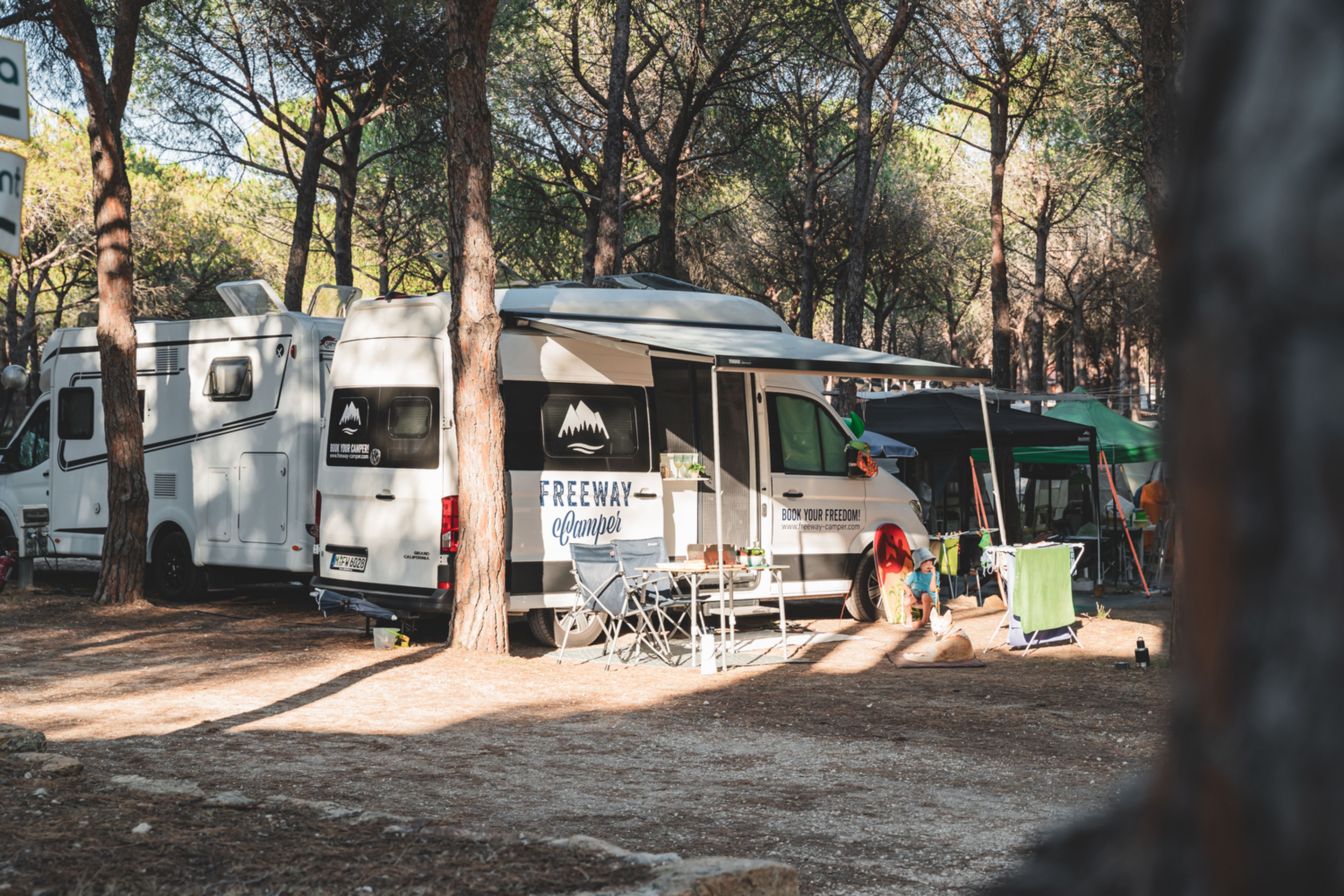 VW Grand California Wohnmobil auf einem ruhigen und komfortablen Campingplatz in Korsika