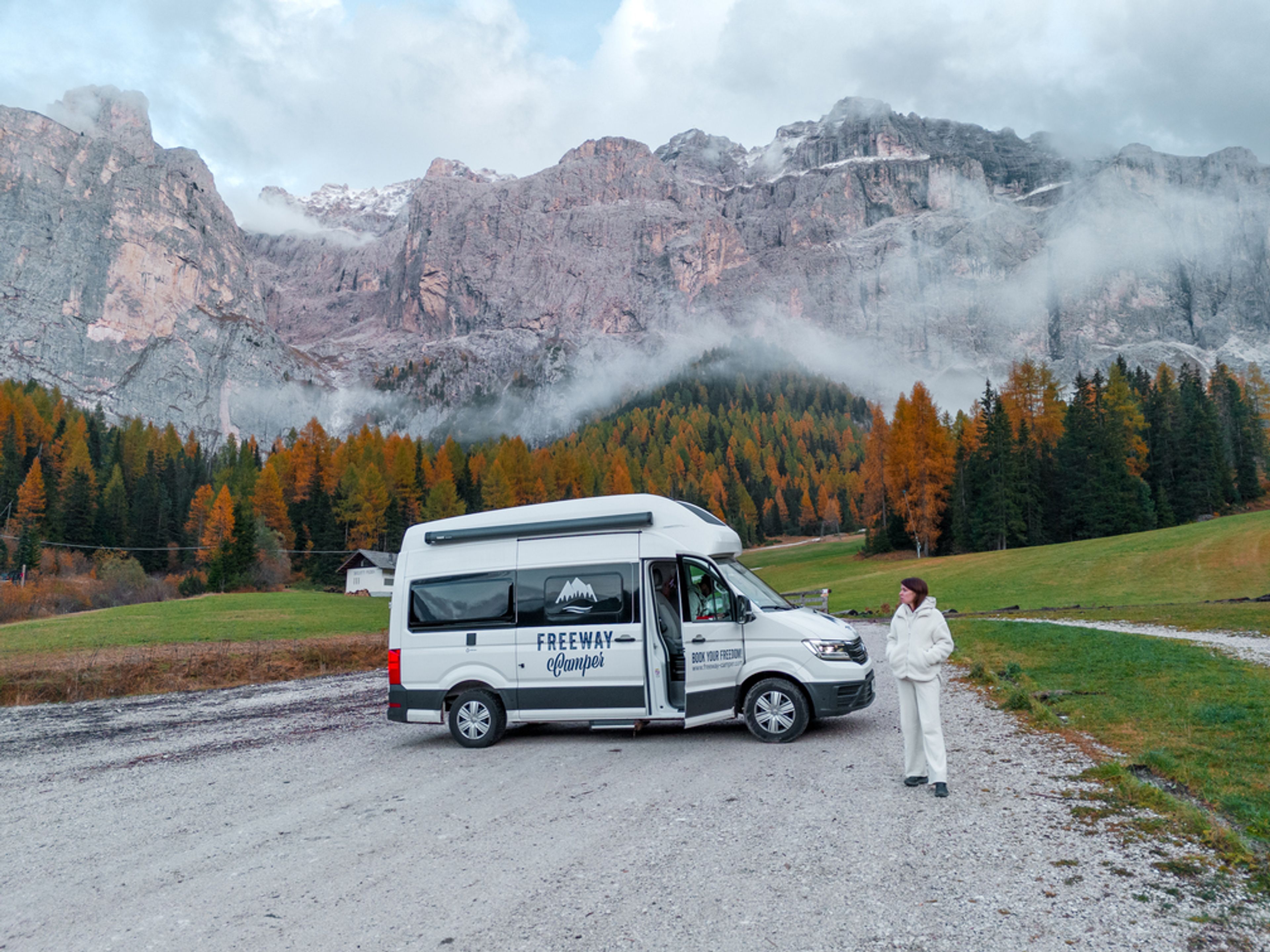 VW Grand California camper nelle Dolomiti in Trentino-Alto-Adige in autunno