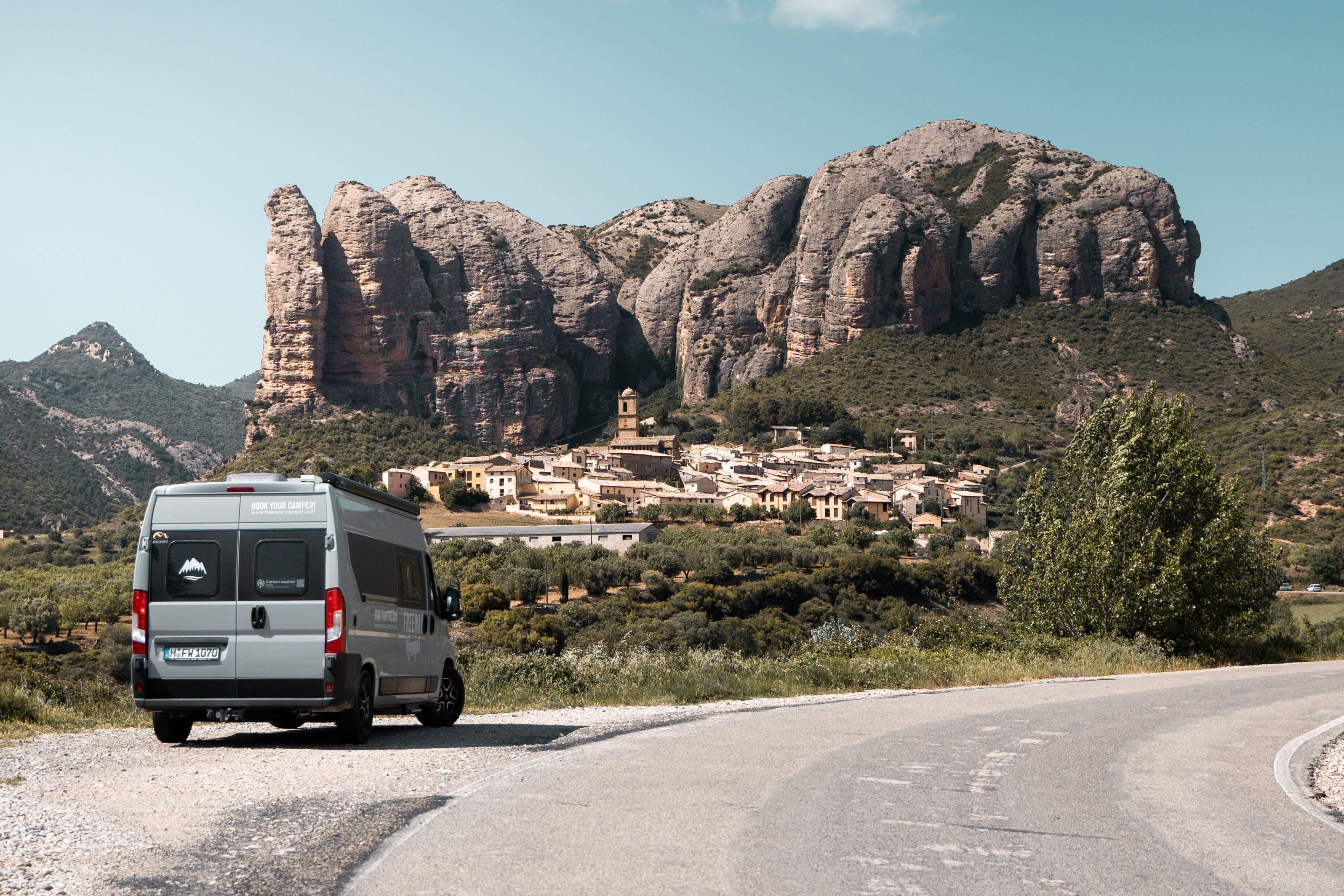 Campervan 600 vor kleiner Stadt im Norden Spaniens