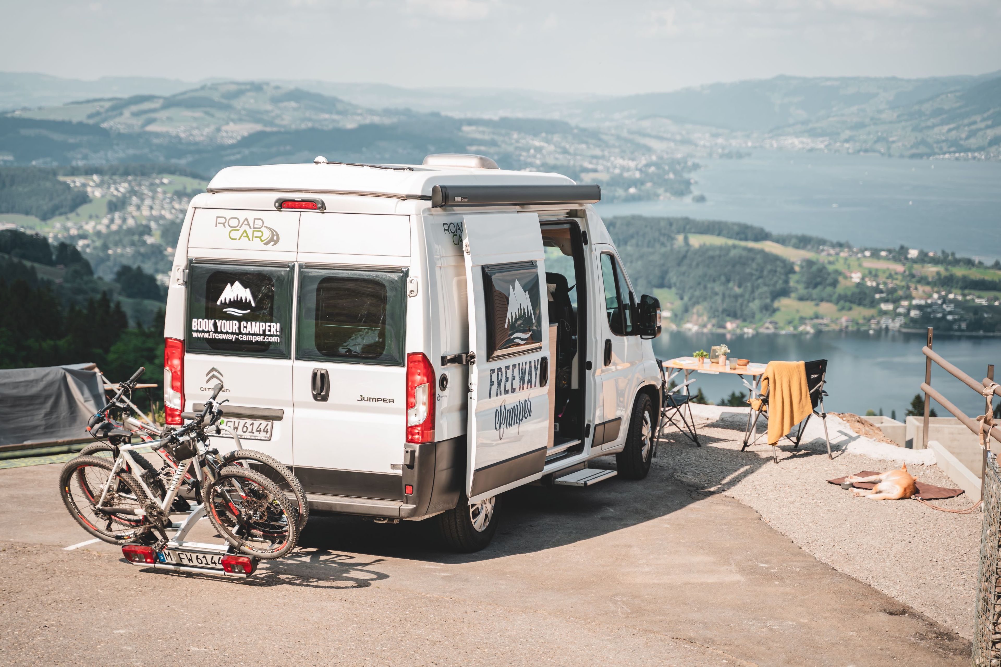 Campervan 540 auf Stellplatz mit Ausblick auf See