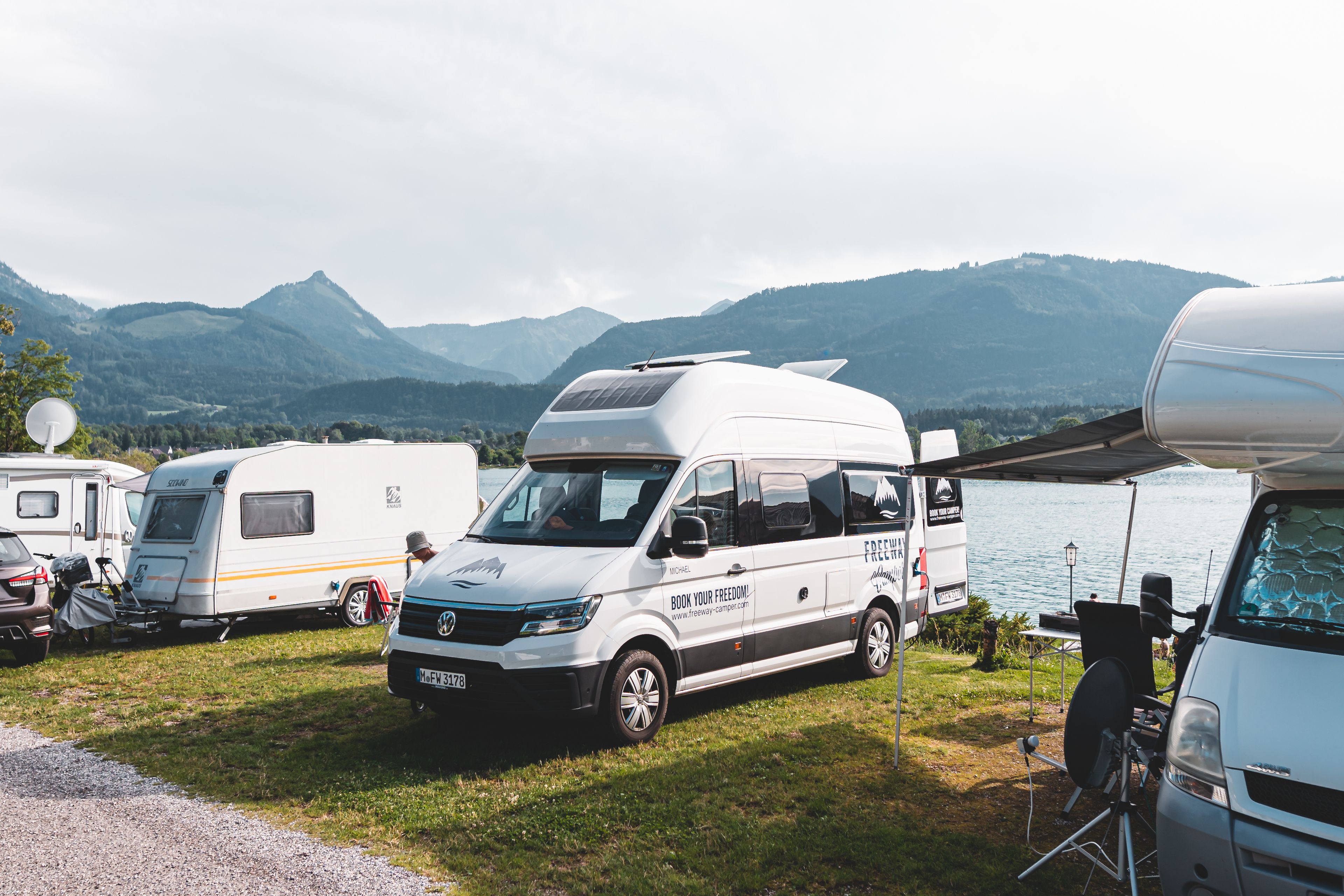 Lago Maggiore in camper: VW Grand California parcheggiato direttamente sul Lago Maggiore