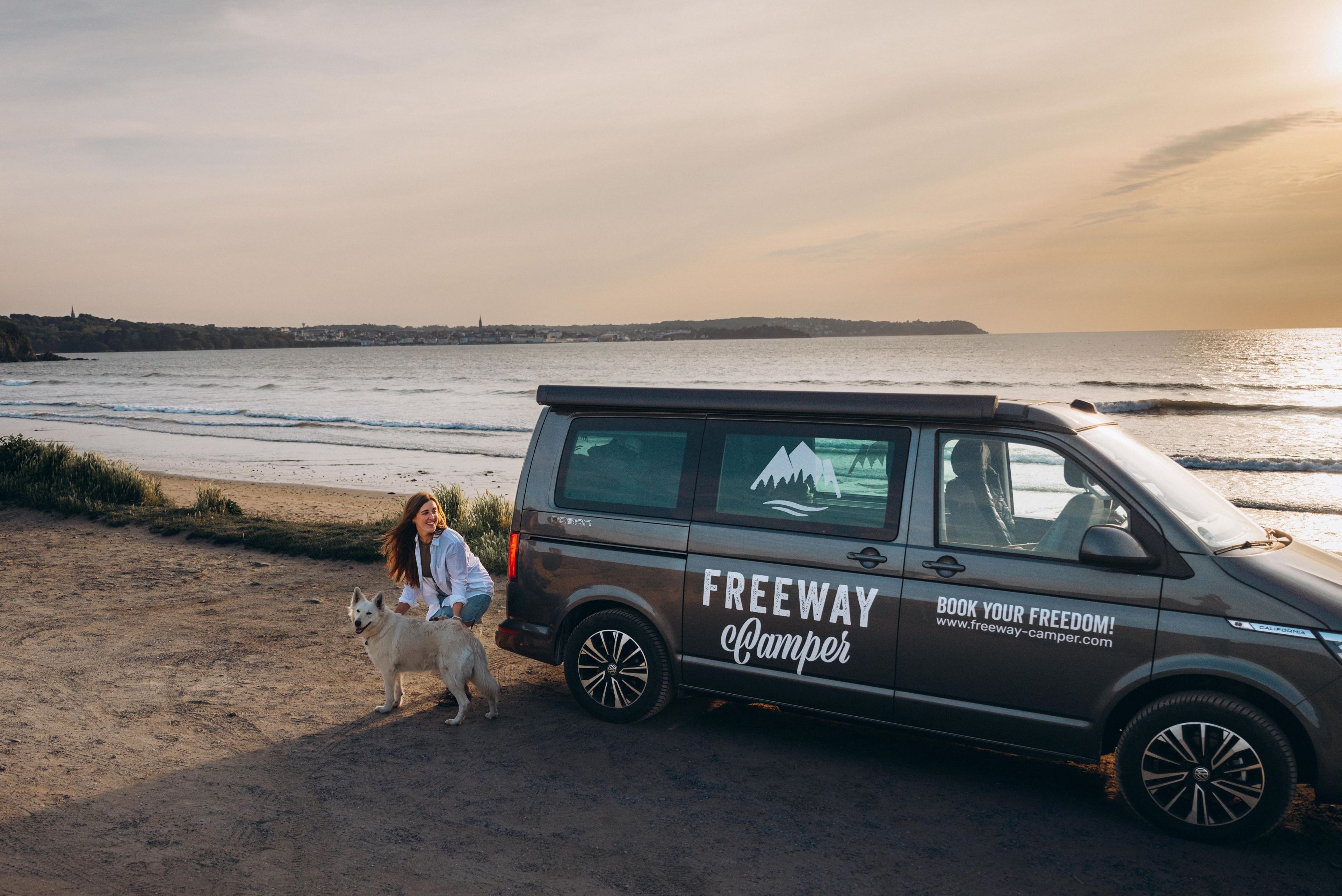 Mit VW Bulli und Hund am Strand in Spanien