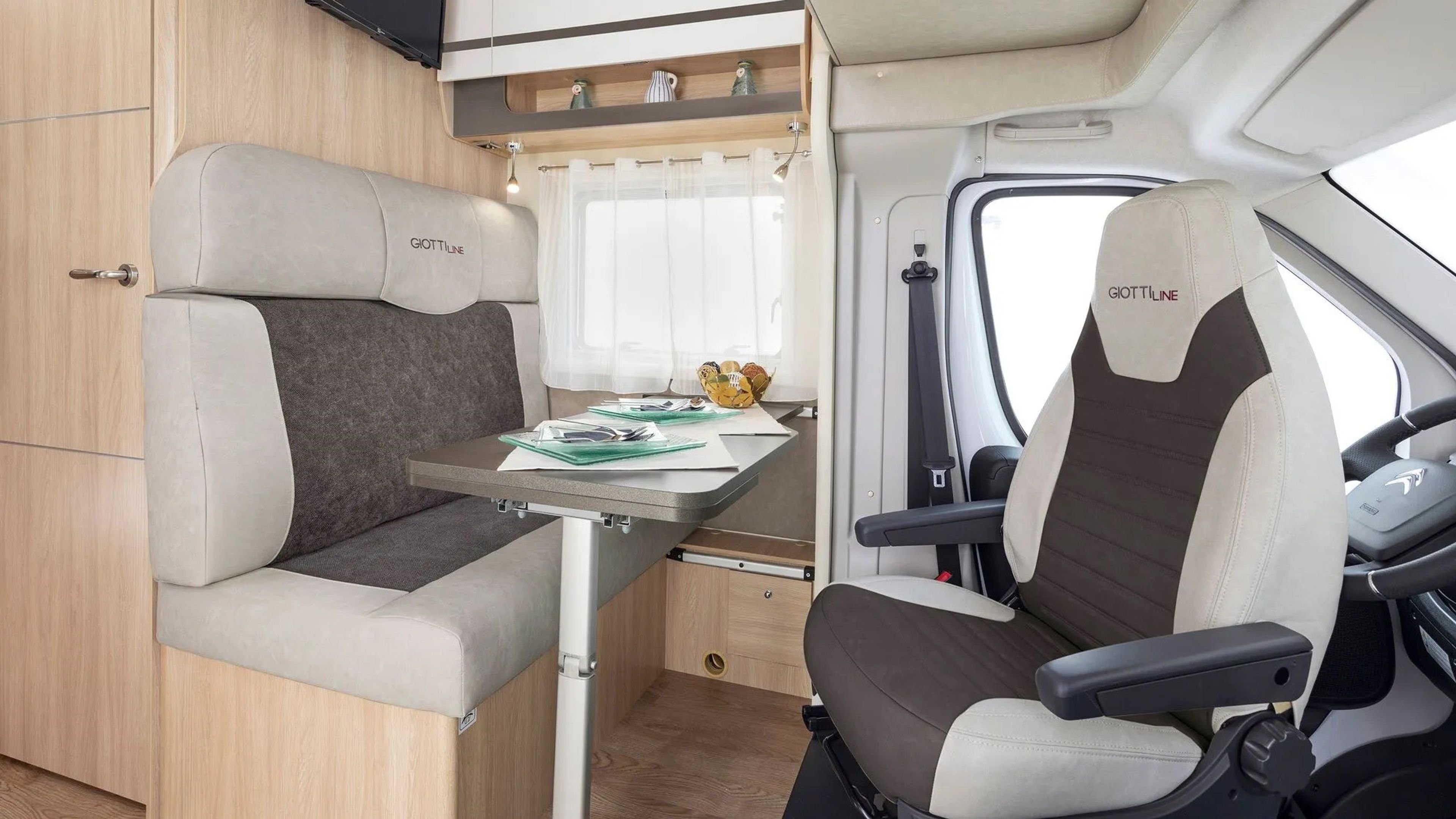 RV Class C Alcove 600 for 4 FreewayCamper