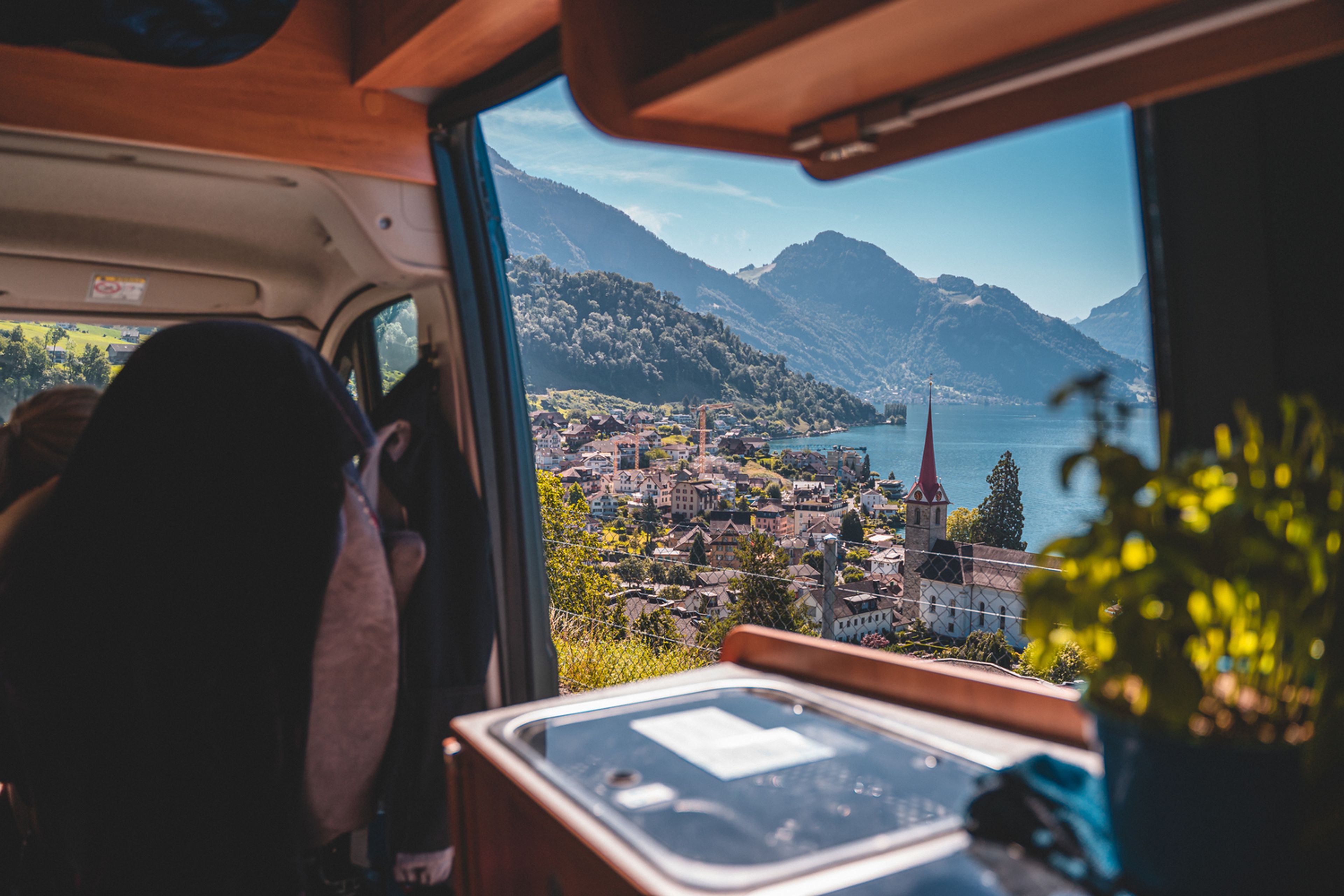 Vista dall'interno di un camper sulla città di Weggis sul lago di Lucerna