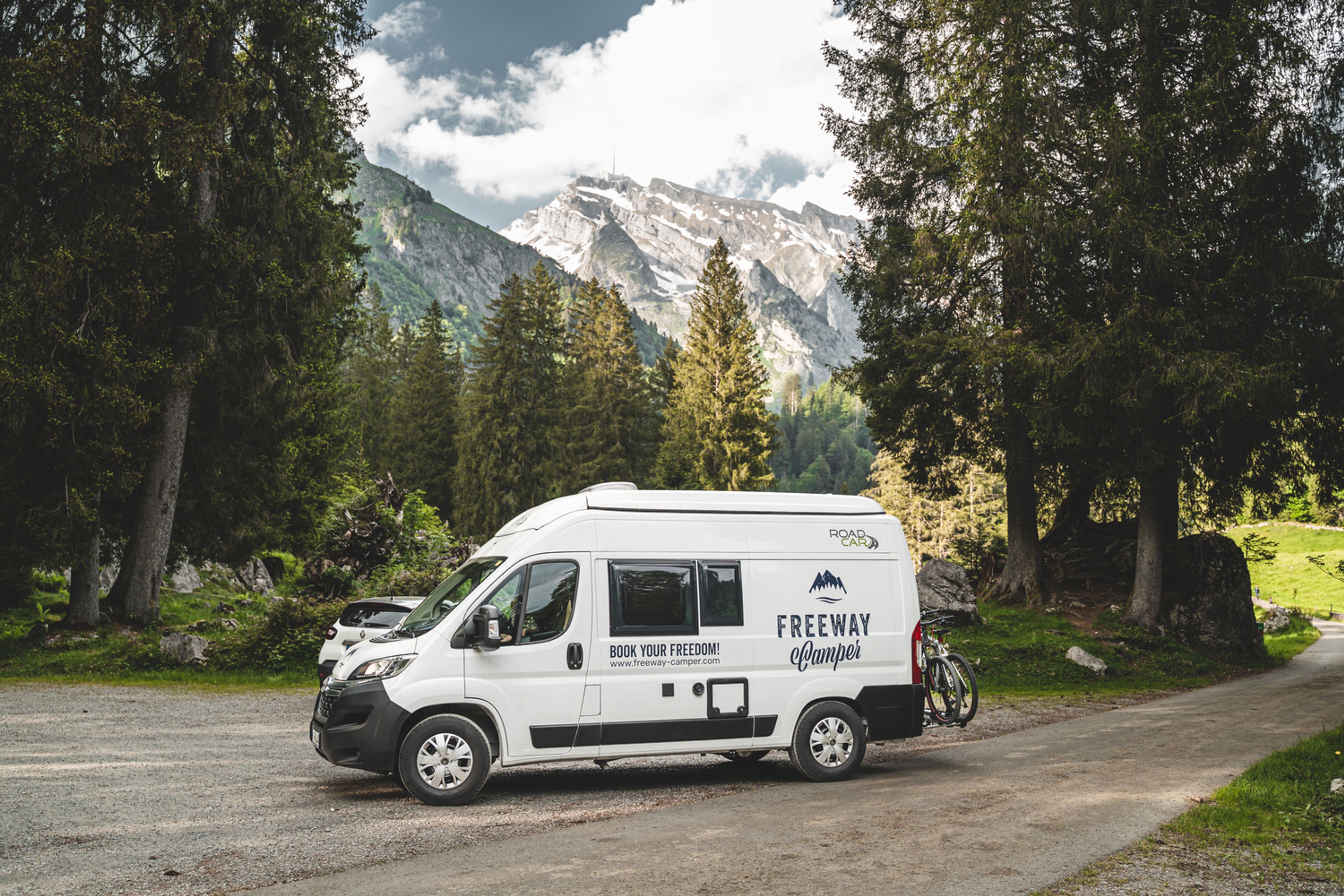 campervan 540 l'Agile circondato da boschi e montagne in Slovenia