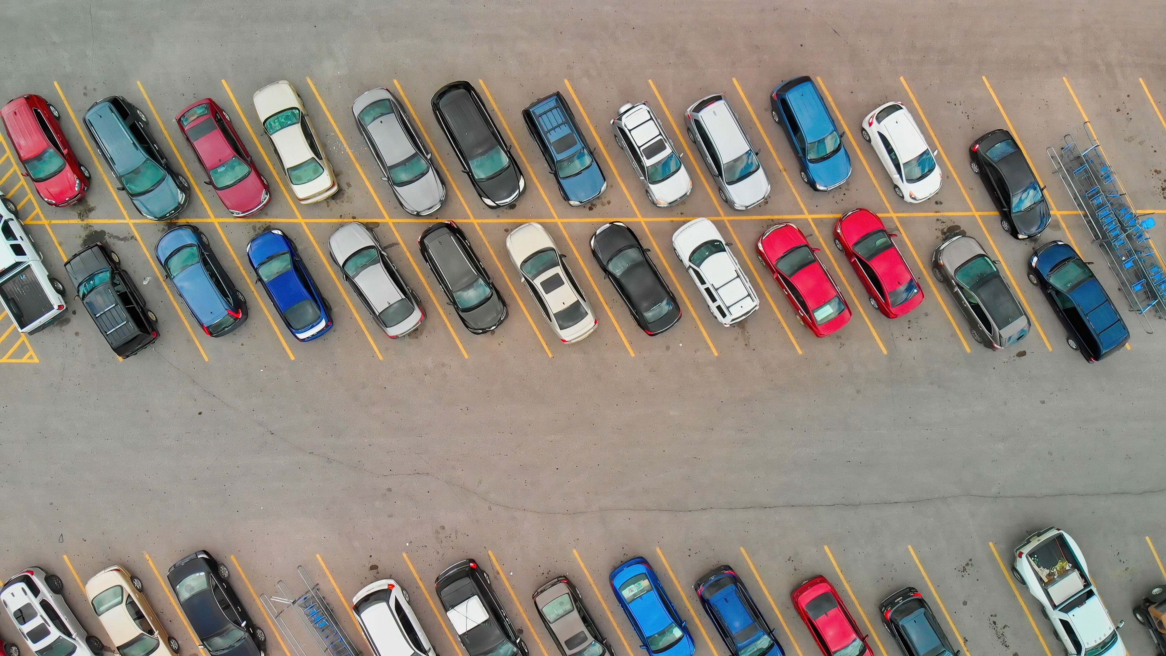 Geparkte Autos auf einem Parkplatz von oben