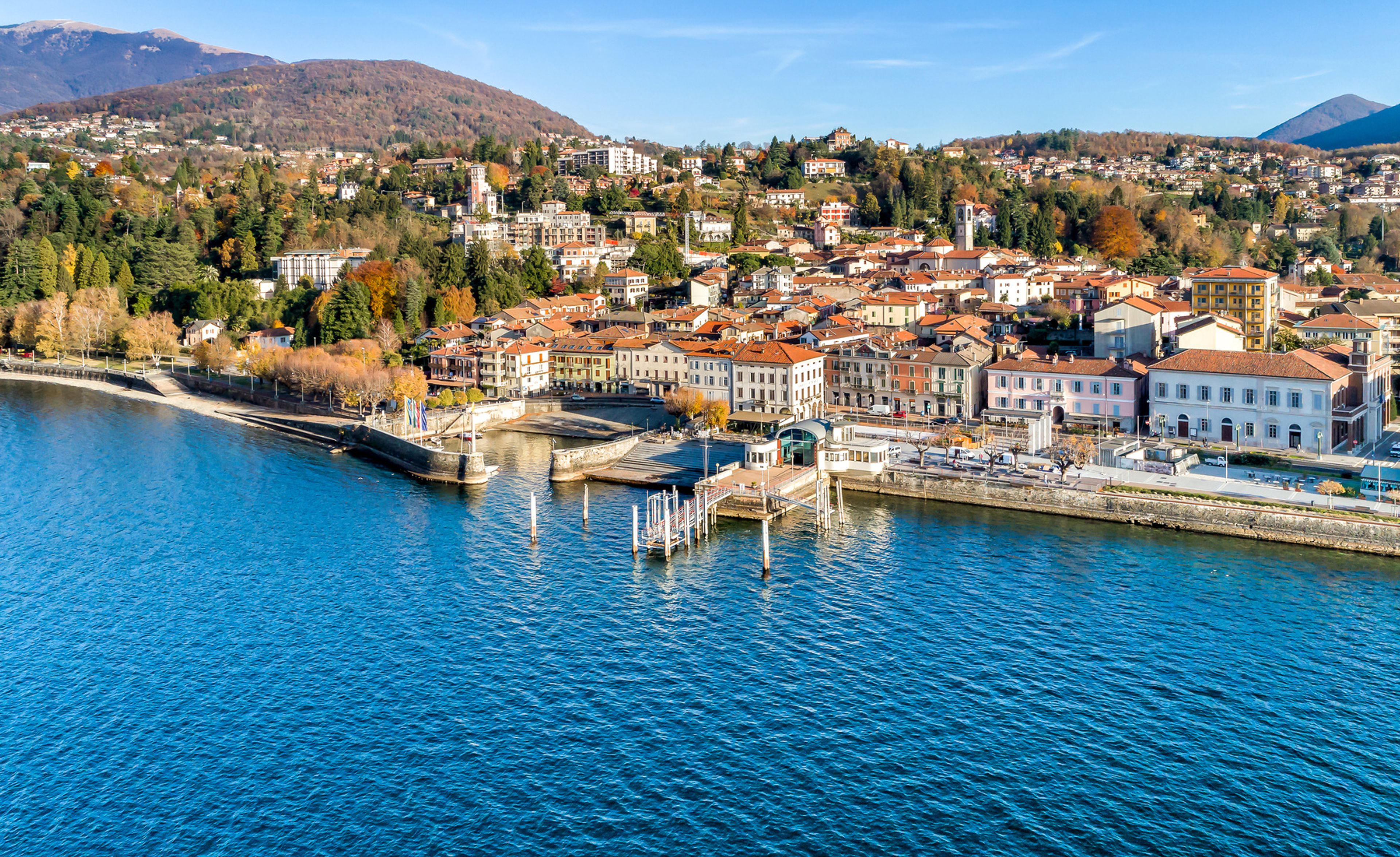 Veduta aerea di Luino, piccola città sulle sponde del Lago Maggiore in provincia di Varese, Italia.
