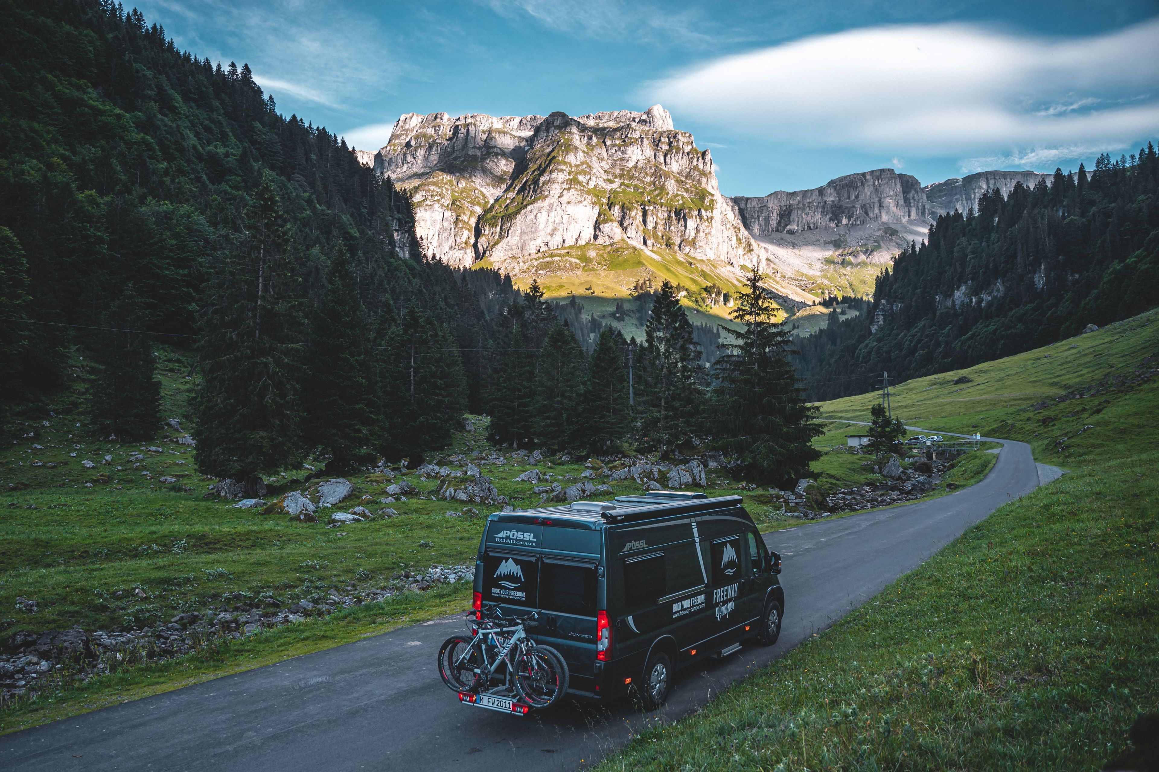 Pössl Roadcrusier (grau) mit Fahrradträger auf traumhafter Bergroute