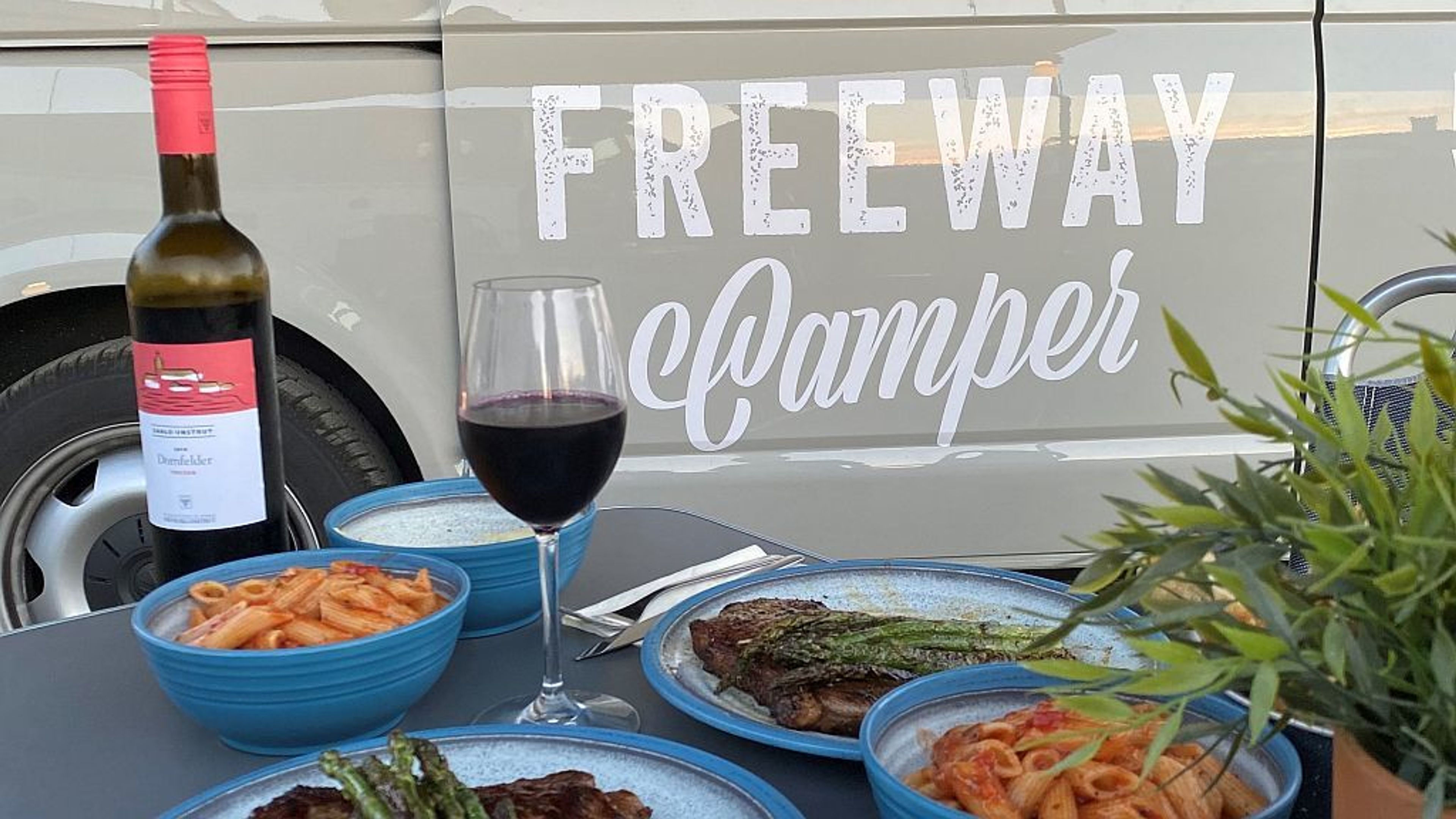 Cena di compleanno con il VW California Ocean di Freeway Camper