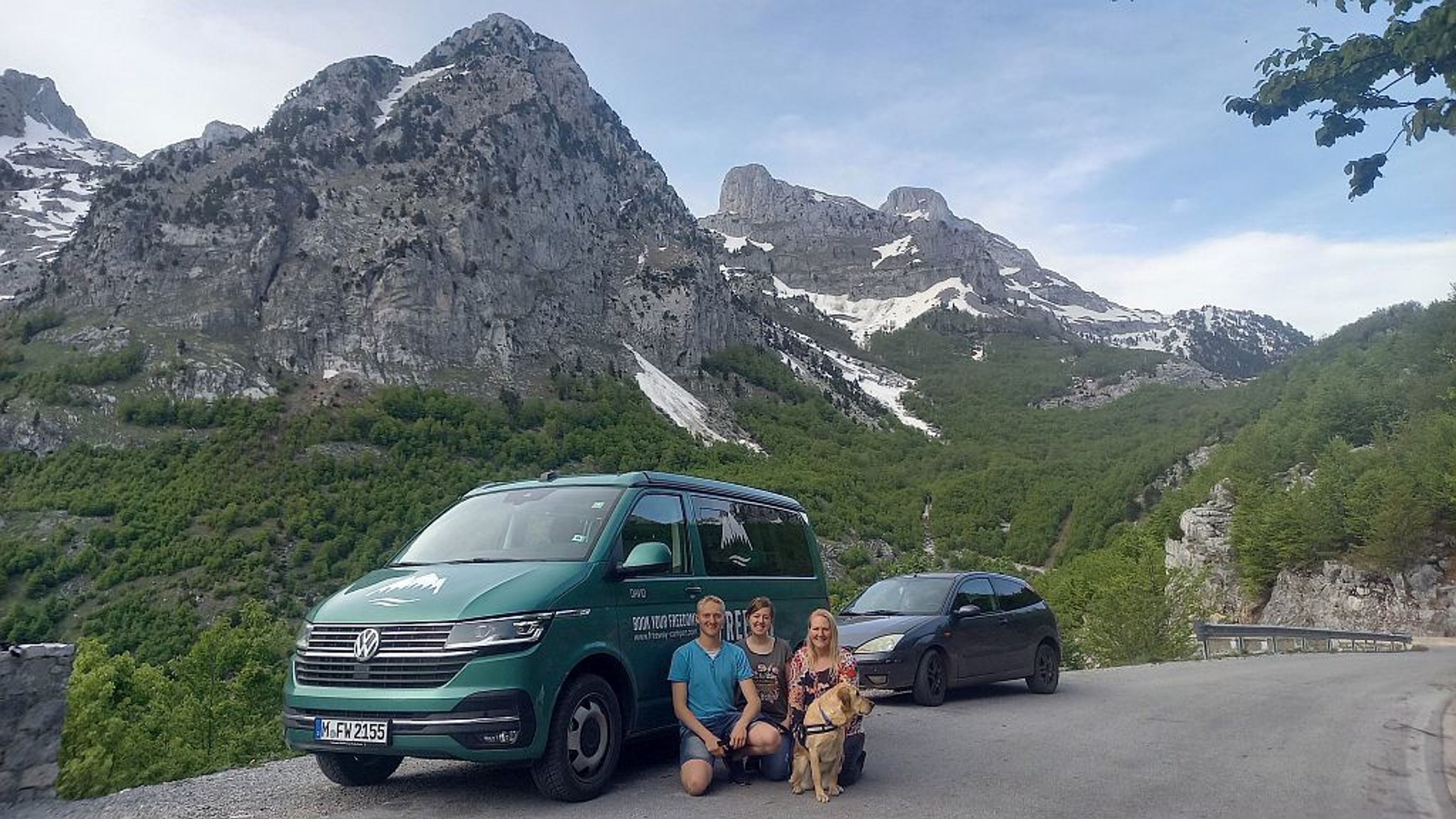 Jonathan, Lena e Tanja con il loro cane Judy insieme al nostro Bulli con le montagne dell’Albania sullo sfondo