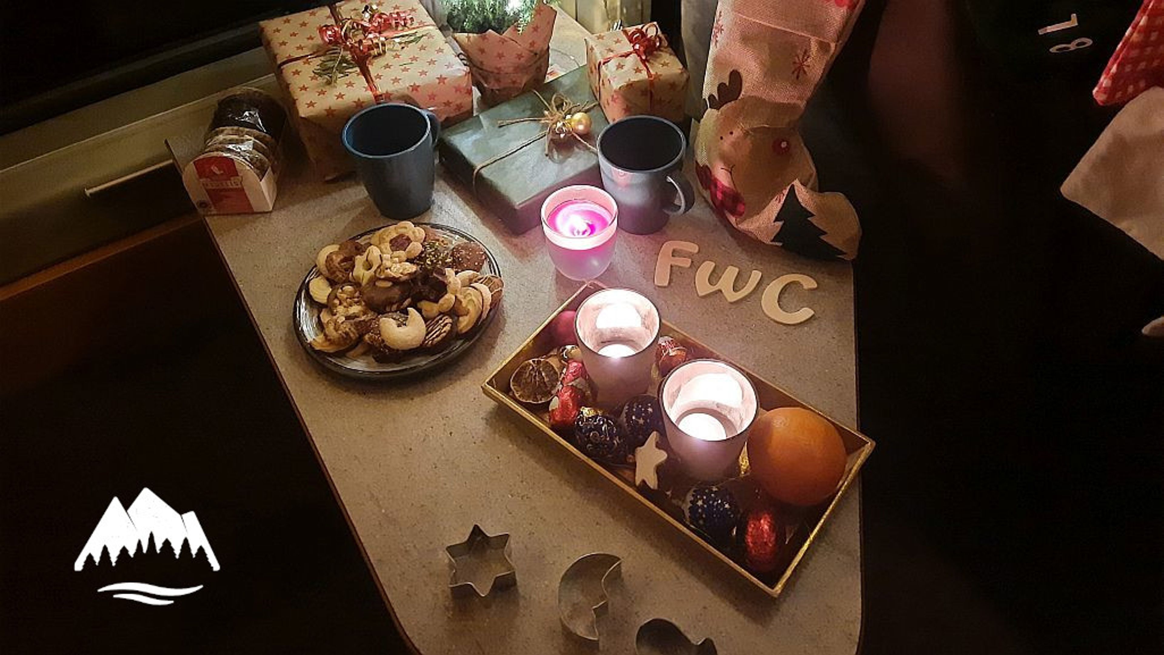 tavolo nel camper con decorazioni e dolci natalizi con gli auguri di Freeway Camper