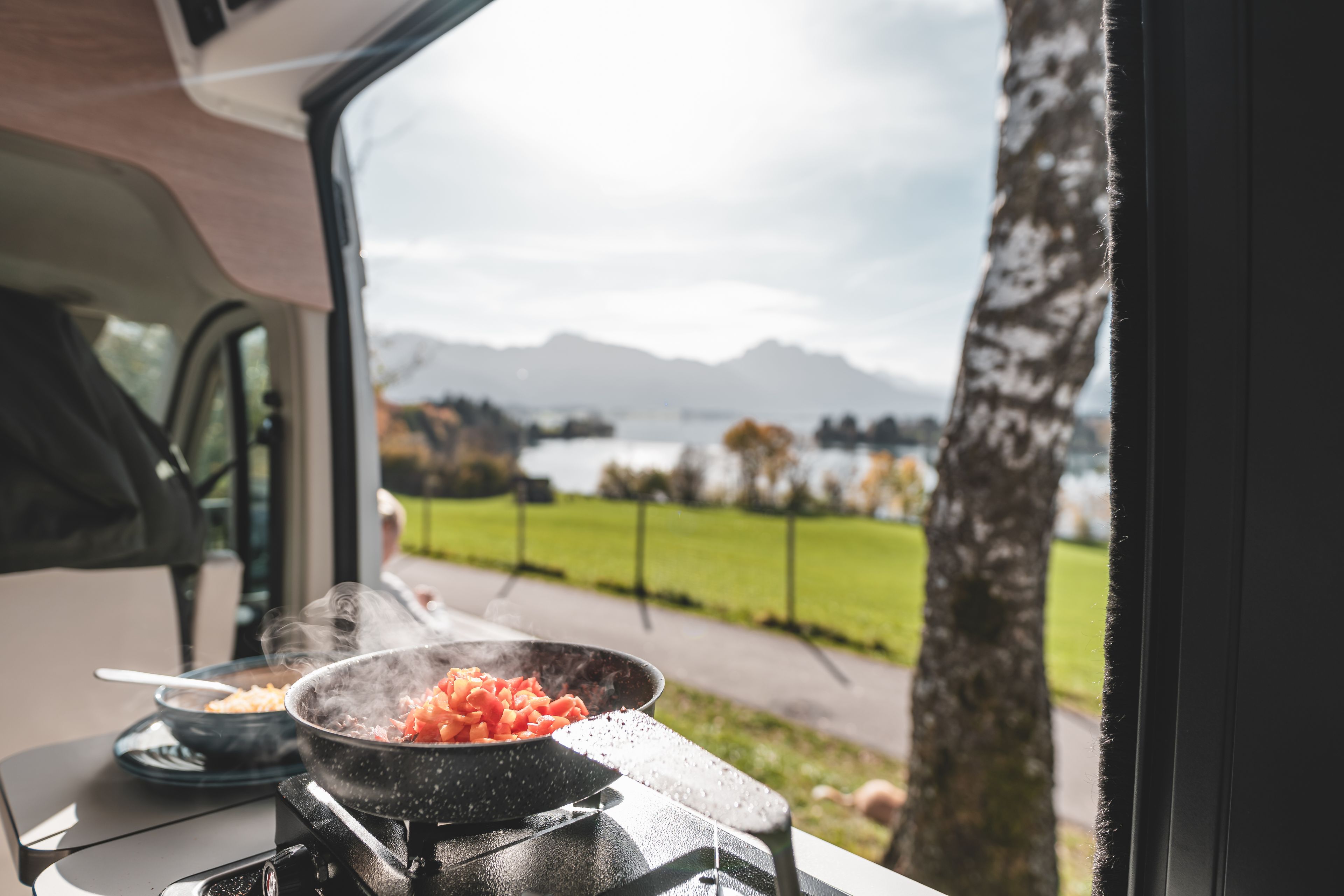 Cucinare dal camper con vista lago in Austria a inizio novembre