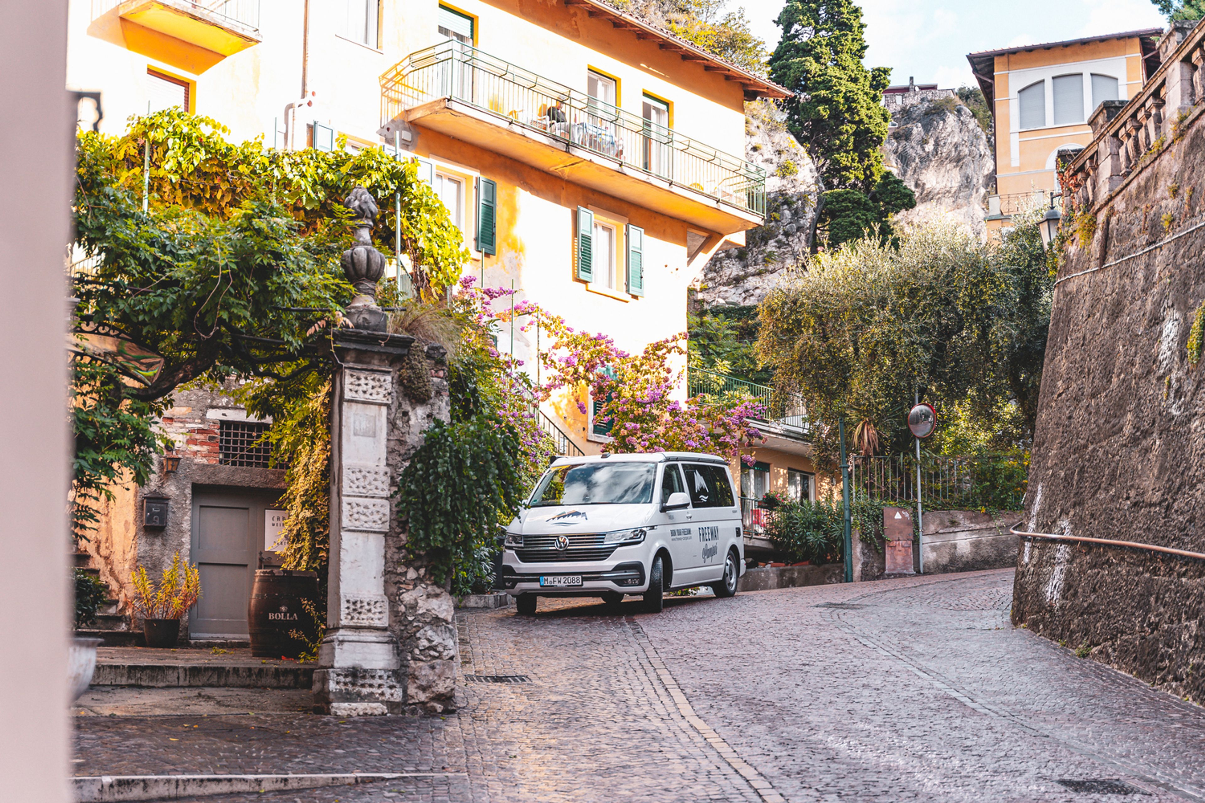 VW Bulli California Ocean T6.1 sulla strada di Lazise, una delle belle cittadine del Lago di Garda