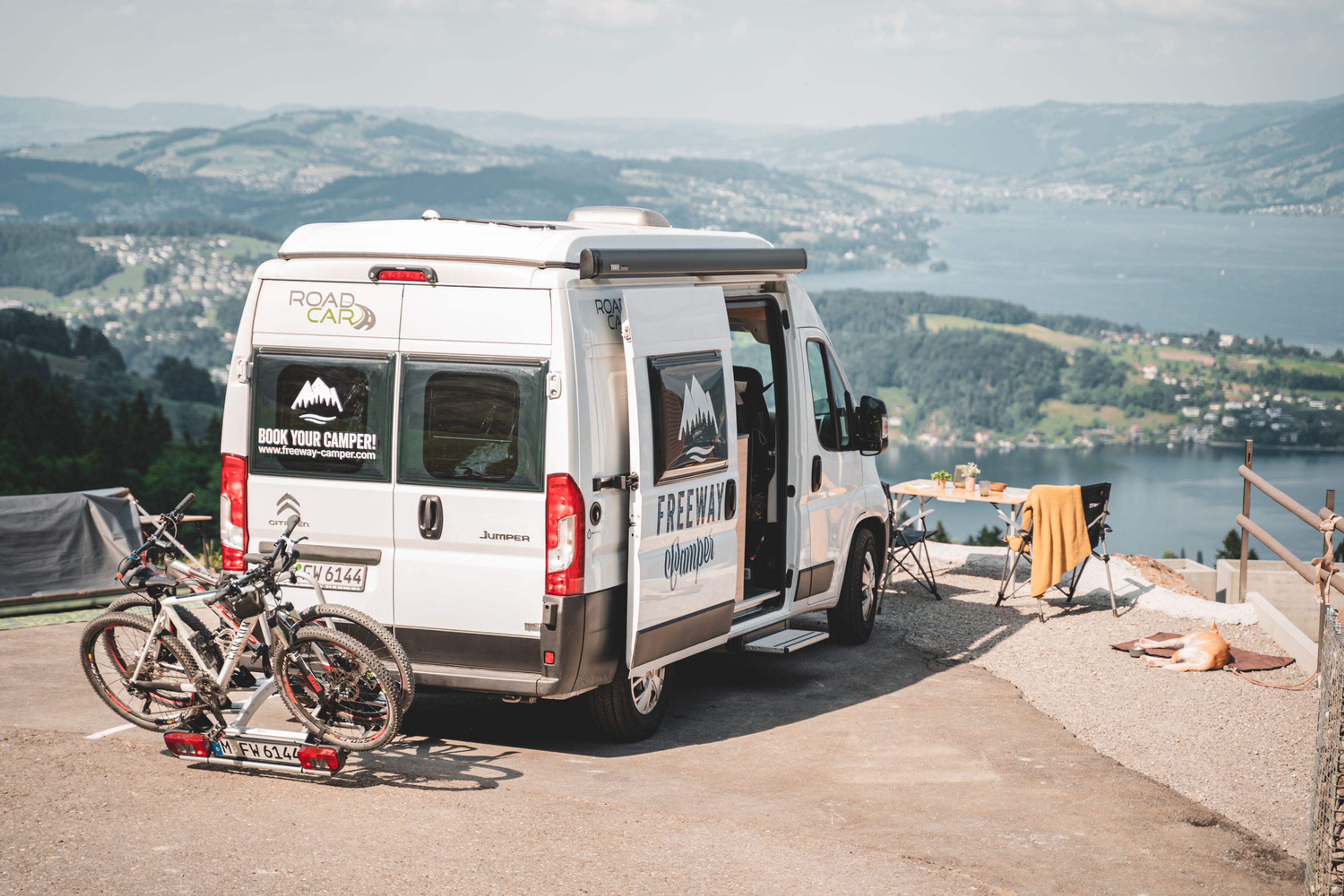 Camper con portabiciclette al campeggio Labea vicino a Lucerna, Svizzera