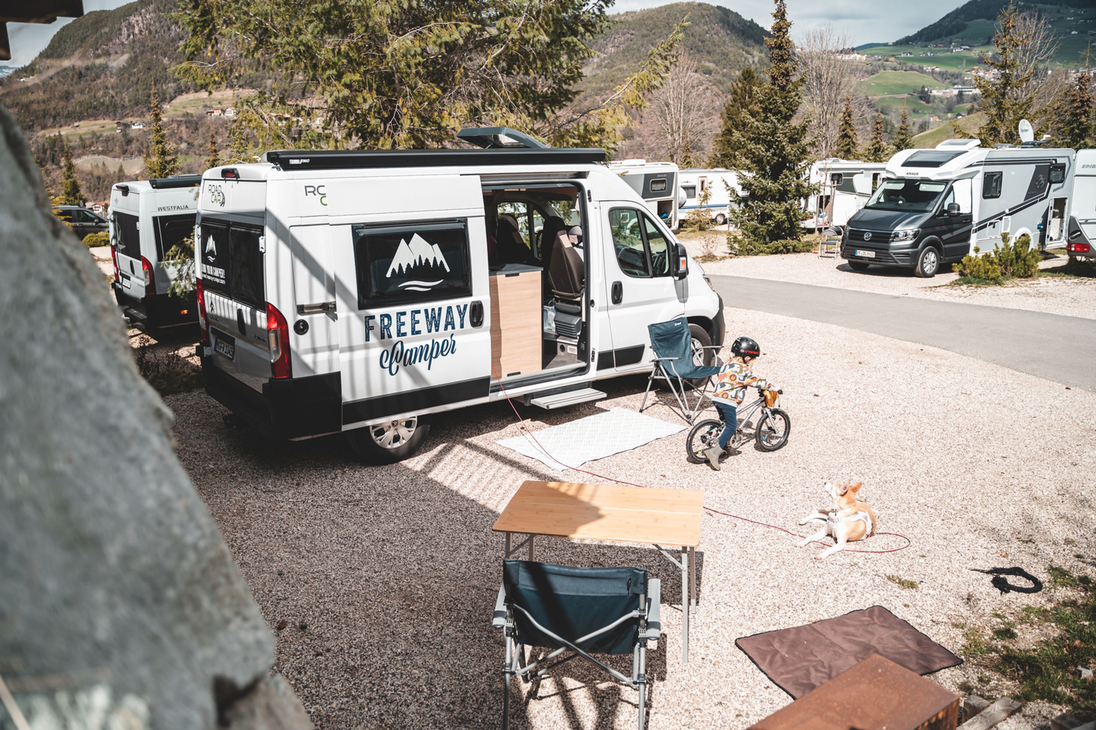 Soggiornare comodamente nelle Dolomiti con un camper, un bambino e un cane al Camping Seiser Alm